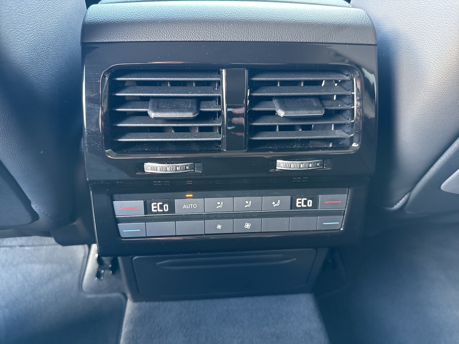Volkswagen Touareg V6 LUFTFEDERUNG AHK CAM ACC LM19 EKLAPPE