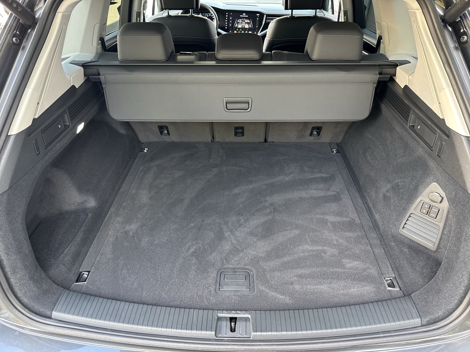 Volkswagen Touareg V6 LUFTFEDERUNG AHK CAM ACC LM19 EKLAPPE