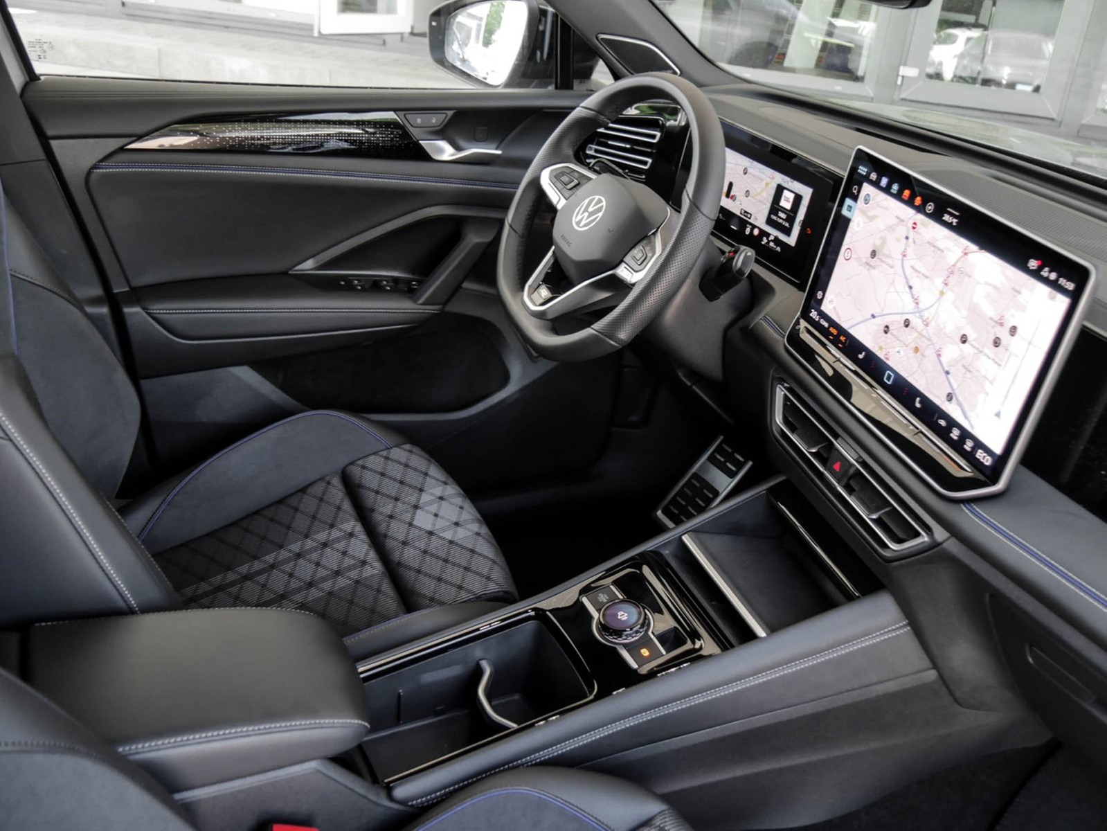 Volkswagen Tiguan 1.5 HYBRID R-LINE NEUESMODELL AHK 360°CAM