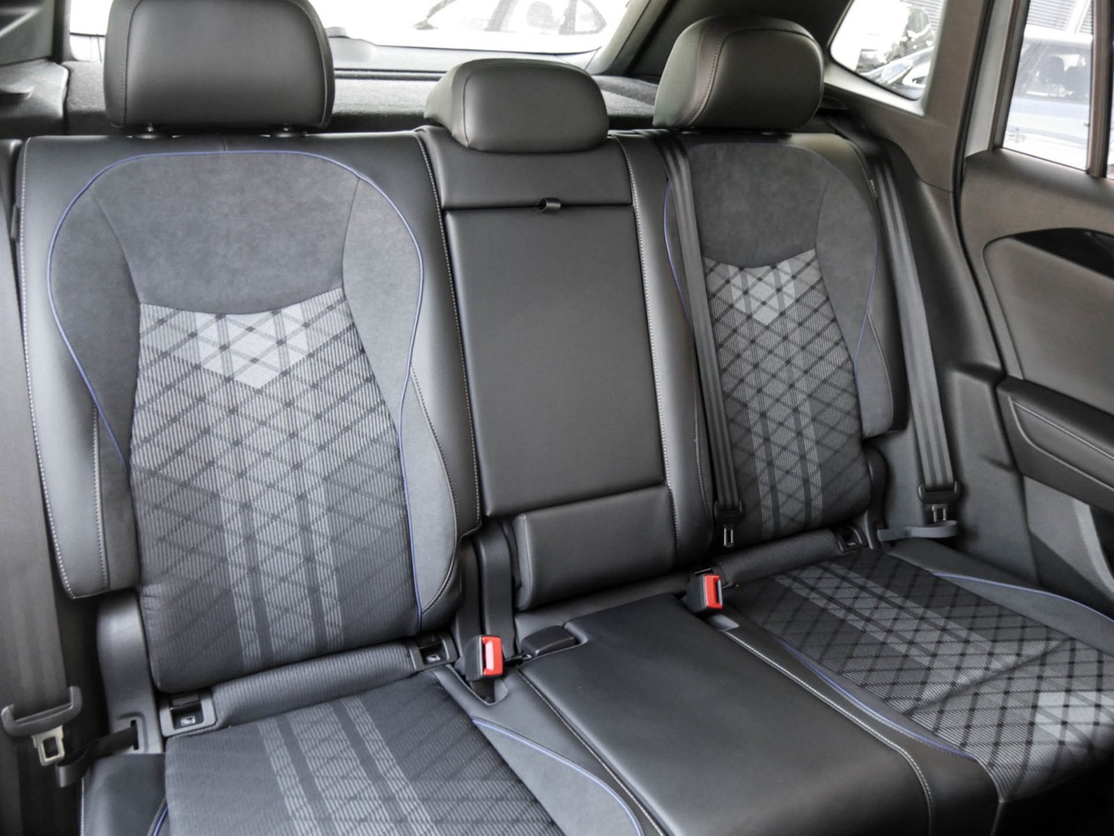 Volkswagen Tiguan 1.5 HYBRID R-LINE NEUESMODELL AHK 360°CAM
