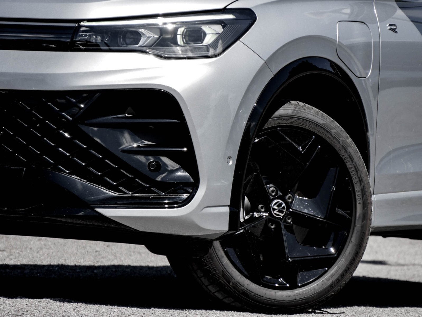 Volkswagen Tiguan 1.5 HYBRID R-LINE NEUESMODELL AHK 360°CAM