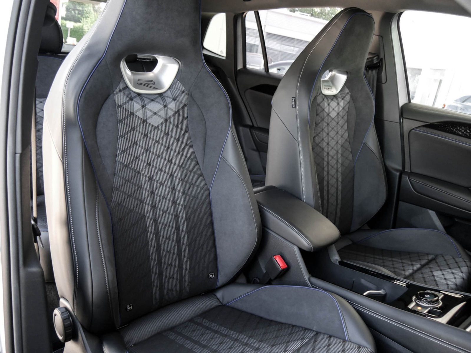 Volkswagen Tiguan 1.5 HYBRID R-LINE NEUESMODELL AHK 360°CAM