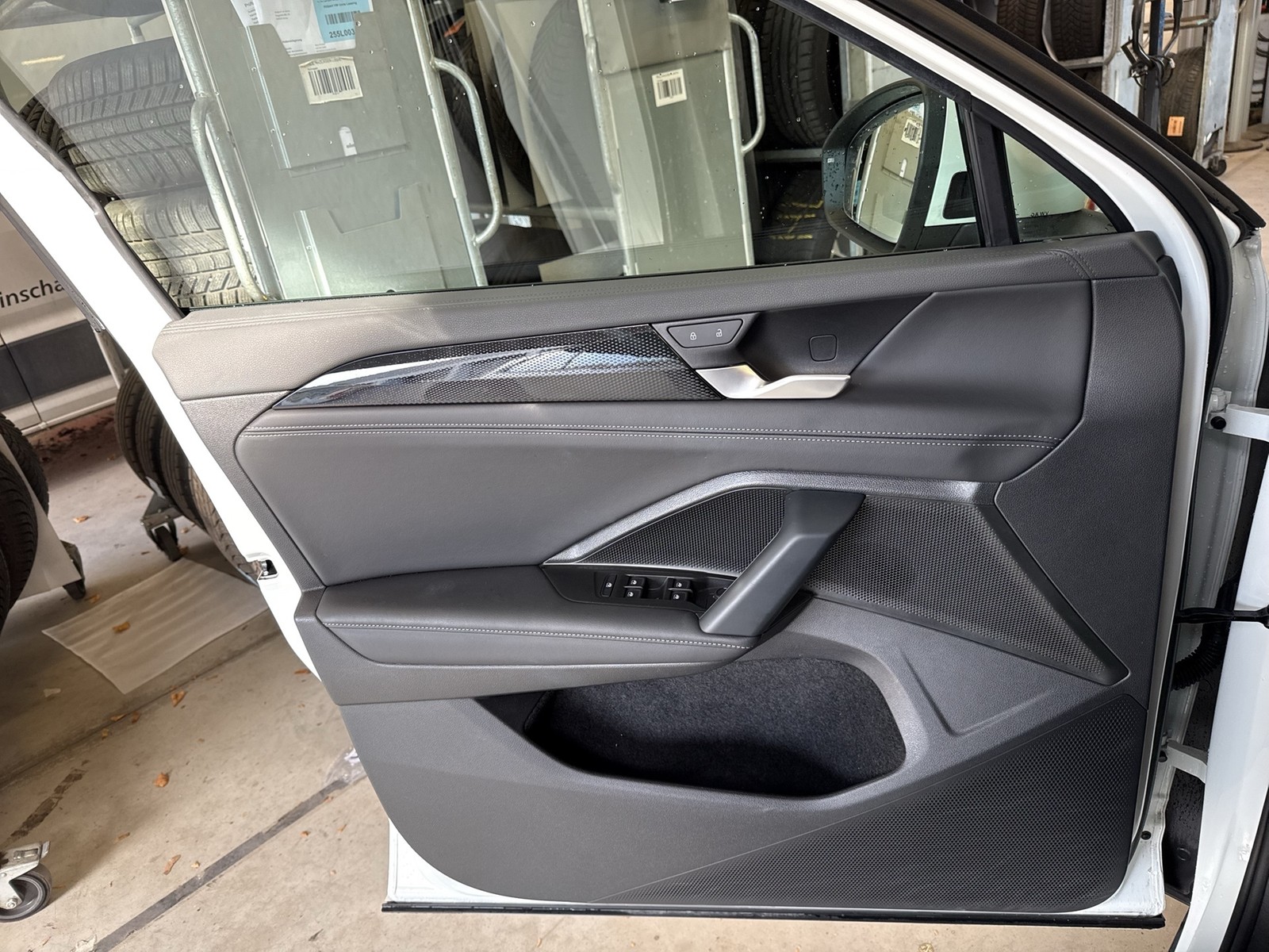 Volkswagen Tayron 1.5 eTSI LIFE 7SITZE AHK 360°CAM ACC LM18