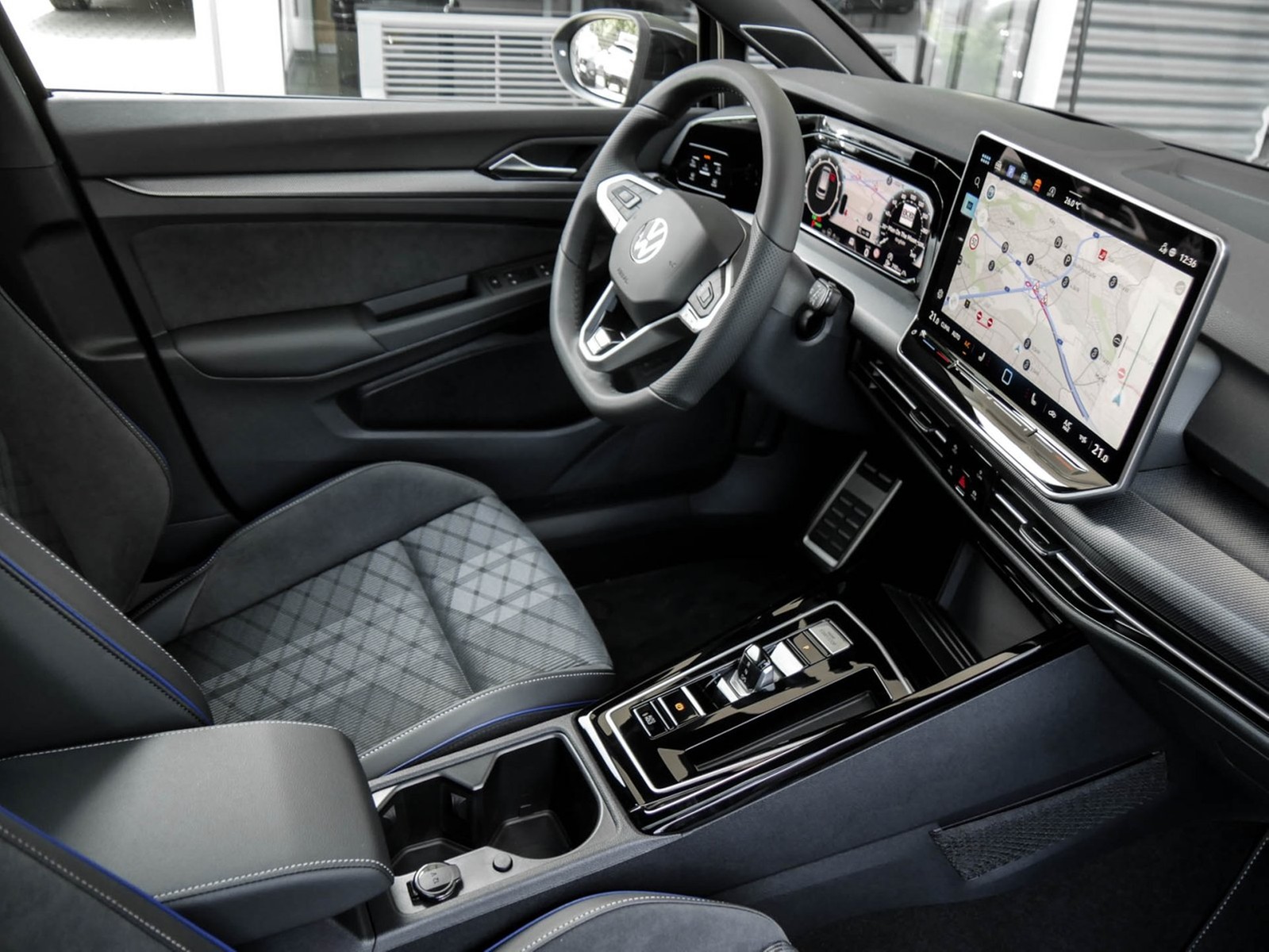 Volkswagen Golf Variant 1.5 eTSI R-LINE DSG PANO AHK LM18