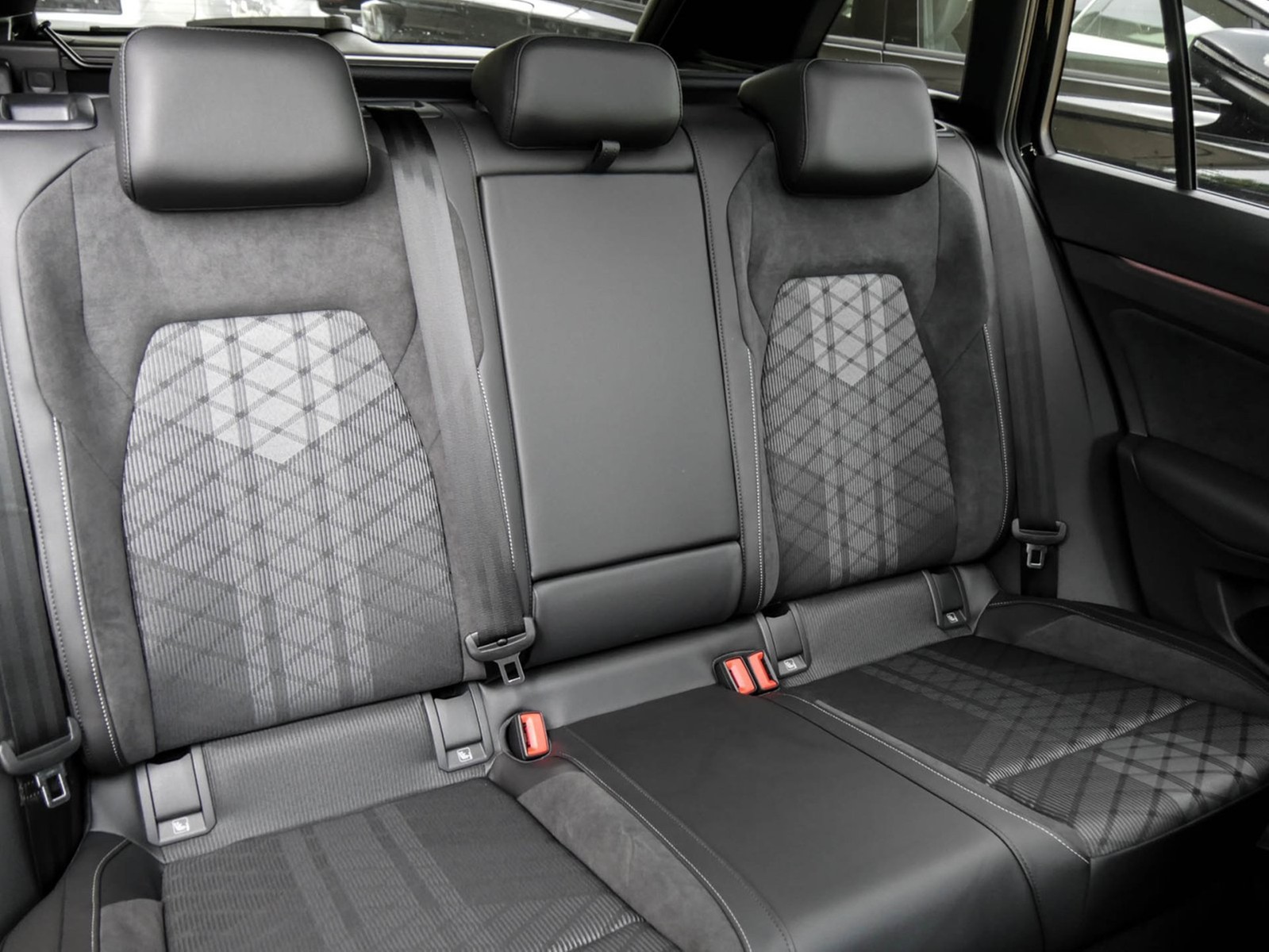Volkswagen Golf Variant 1.5 eTSI R-LINE DSG PANO AHK LM18