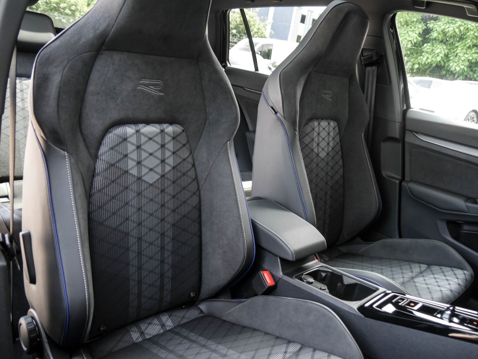 Volkswagen Golf Variant 1.5 eTSI R-LINE DSG PANO AHK LM18