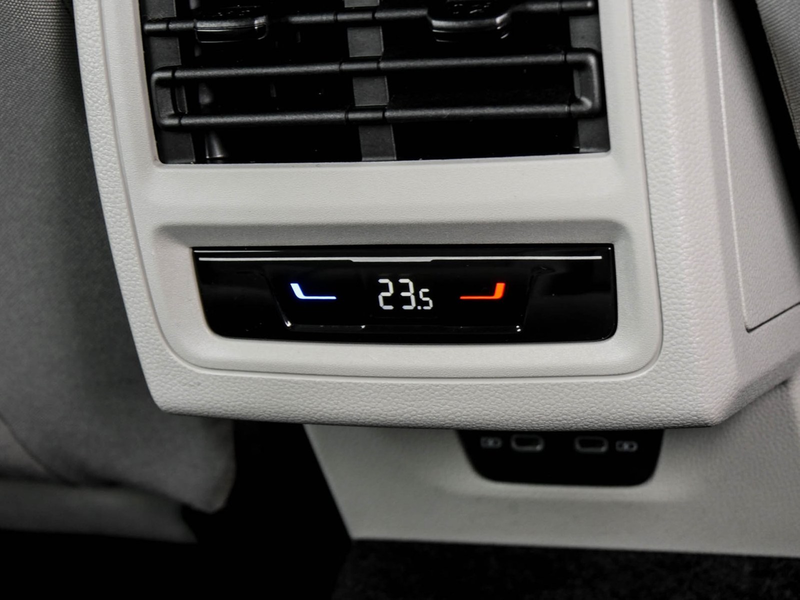 Volkswagen Golf VIII 2.0 LIFE ACC NAVI ALU LED SITZHEIZUNG