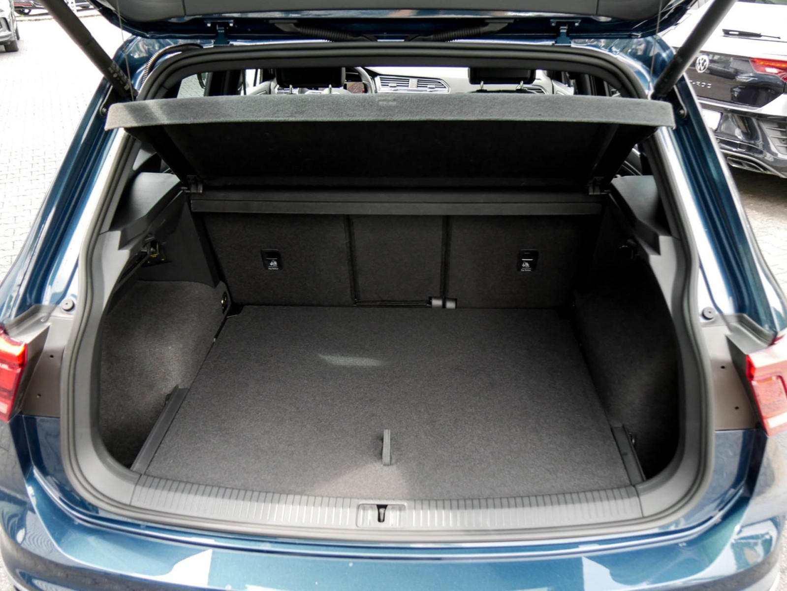 Volkswagen Tiguan 2.0 R-LINE 4X4 STANDHZ. AHK CAM ACC LM19