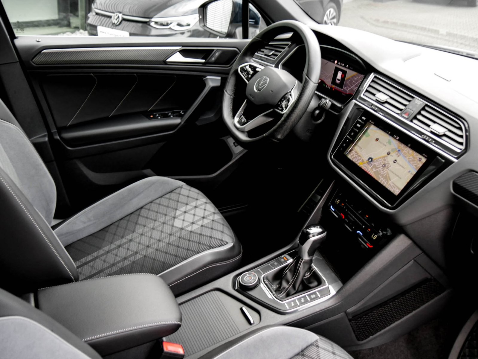 Volkswagen Tiguan 2.0 R-LINE 4X4 STANDHZ. AHK CAM ACC LM19