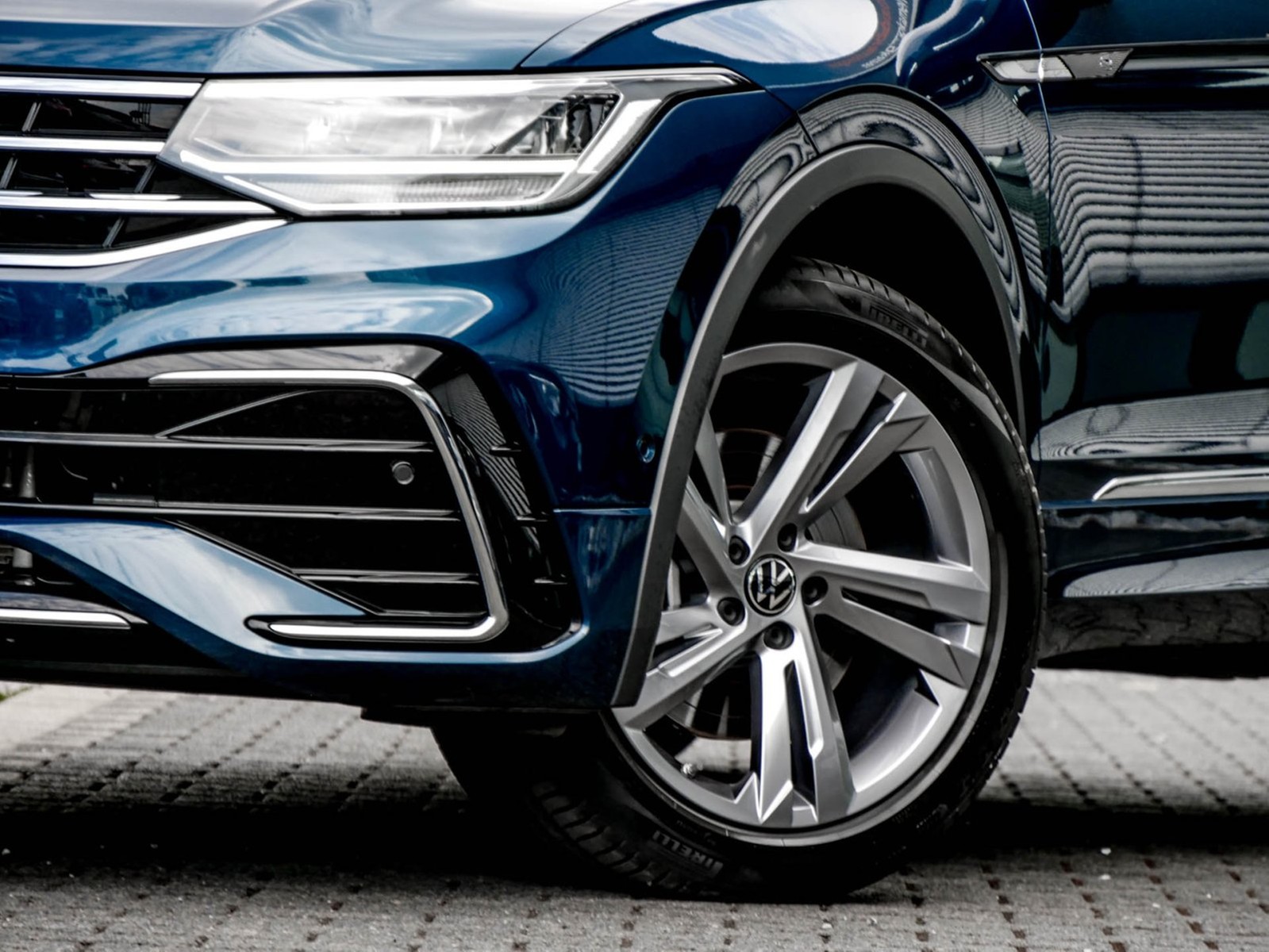 Volkswagen Tiguan 2.0 R-LINE 4X4 STANDHZ. AHK CAM ACC LM19
