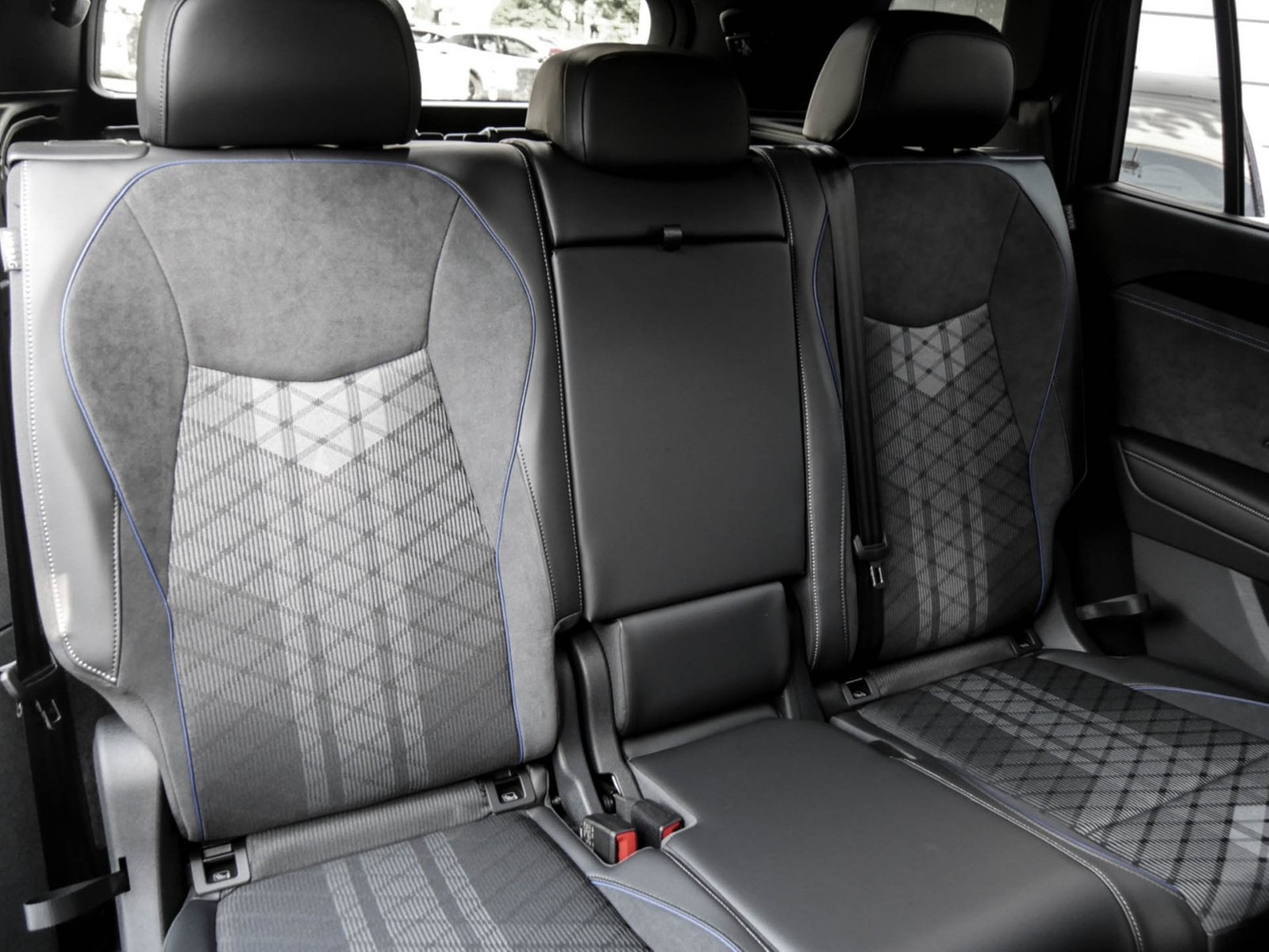 Volkswagen Tayron 2.0 TDI R-Line DSG 7SITZE PANO AHK LM20 HEAD-UP