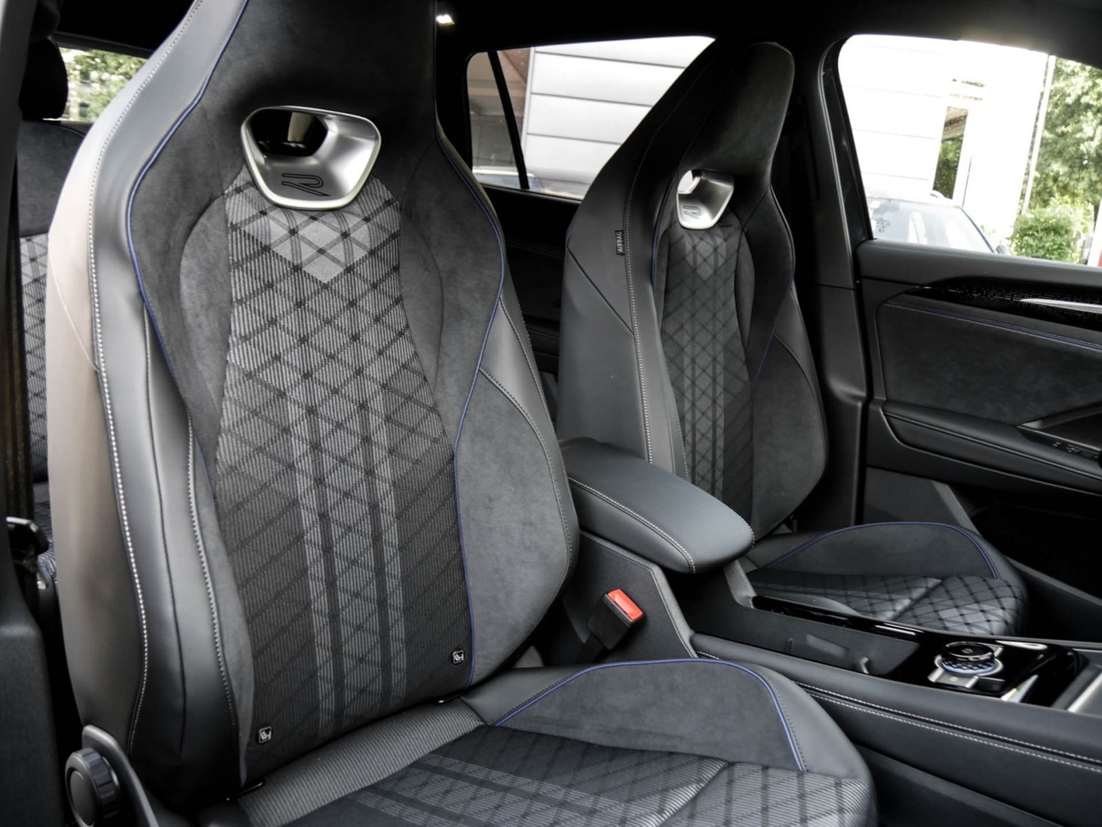 Volkswagen Tayron 2.0 TDI R-Line DSG 7SITZE PANO AHK LM20 HEAD-UP