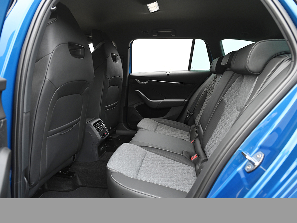 Skoda Octavia Combi 2.0TDI DSG Sportline AHK HuD NAV CANTON STANDHZG. ACC 360GRAD