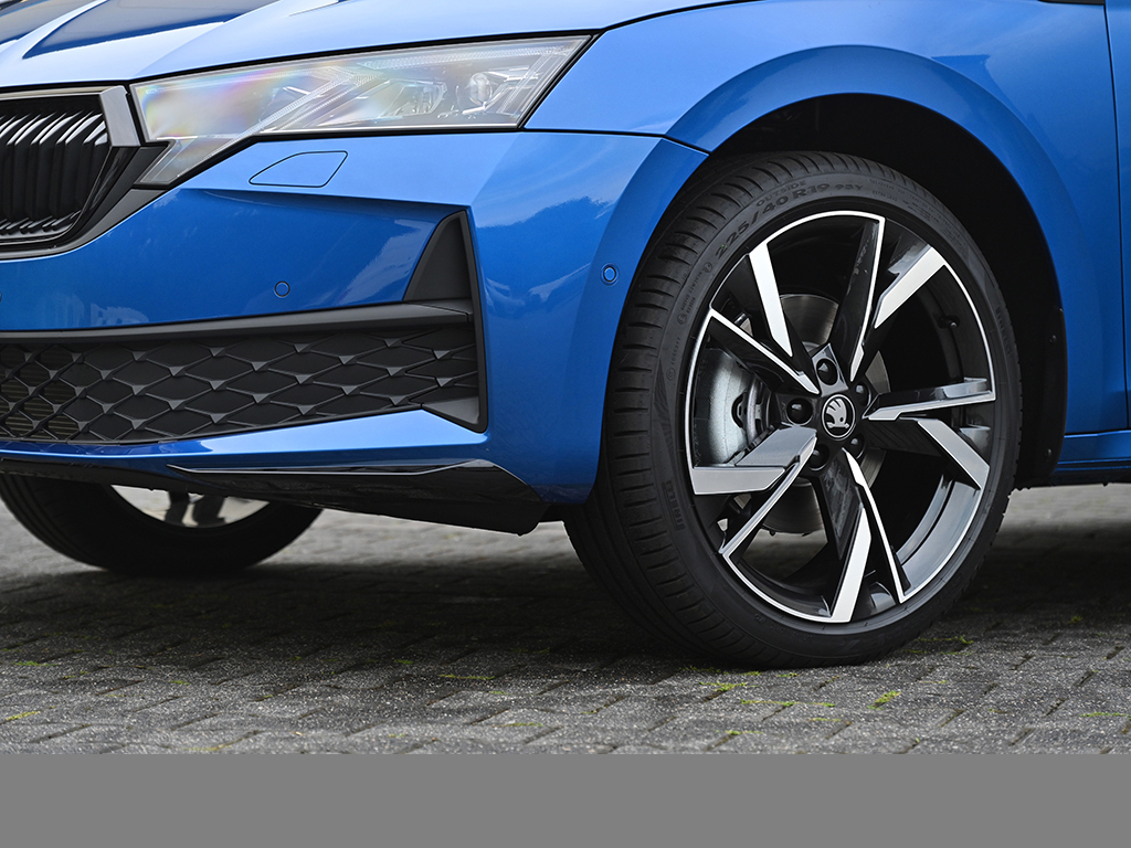 Skoda Octavia Combi 2.0TDI DSG Sportline AHK HuD NAV CANTON STANDHZG. ACC 360GRAD