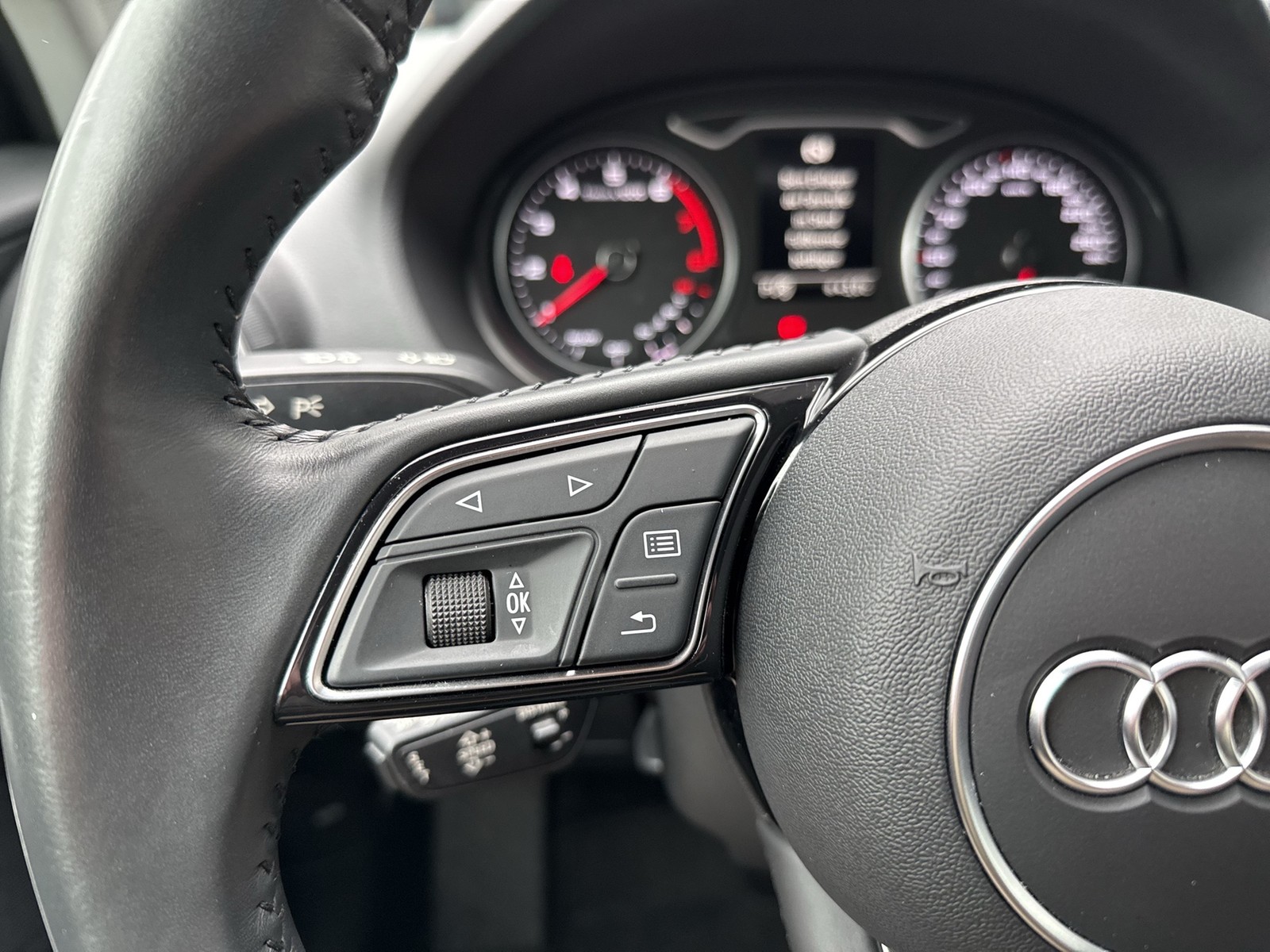 Audi Q2 35 S LINE AHK CAM ACC LM18 NAVI LED SITZHEIZUNG