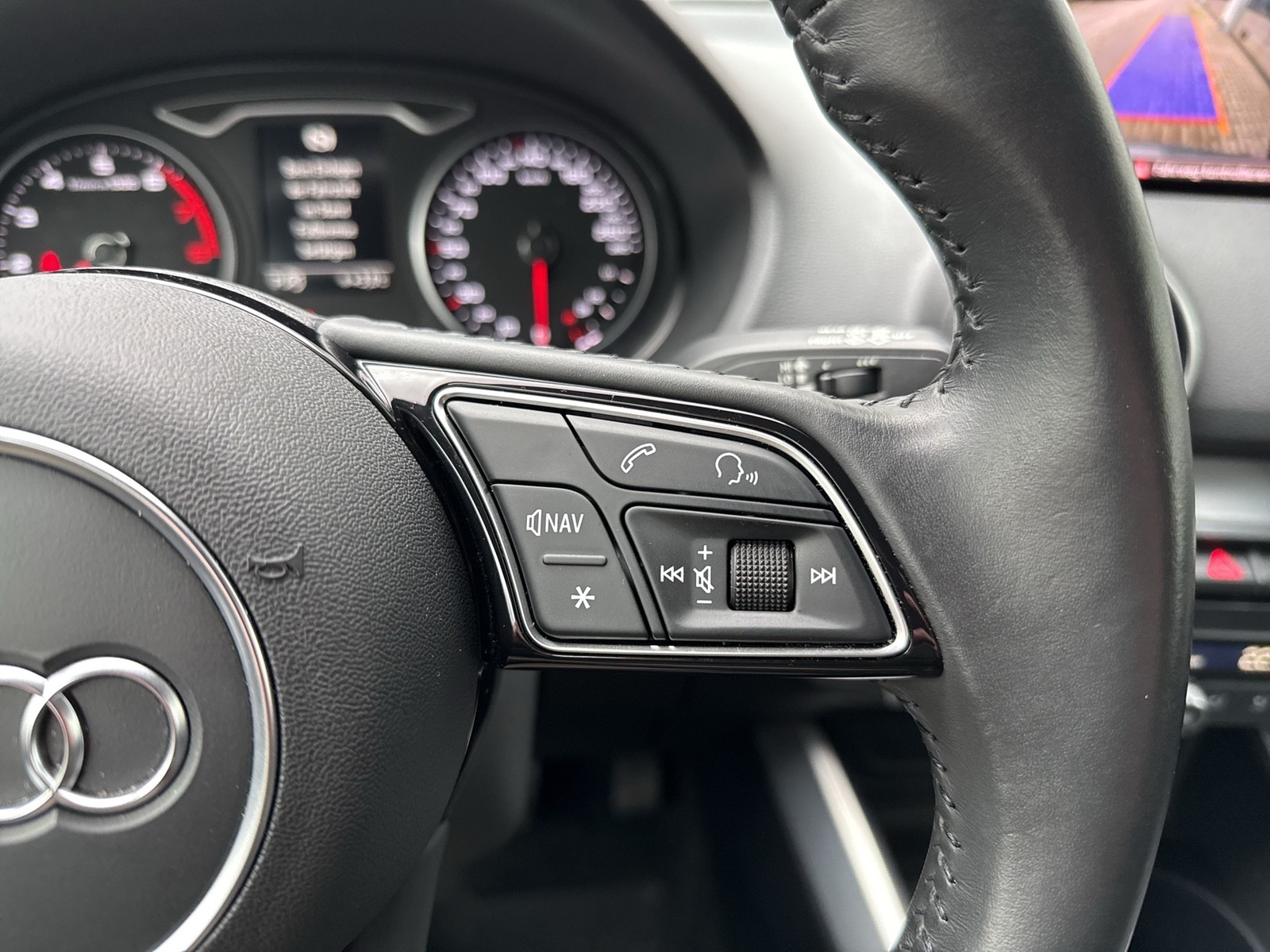 Audi Q2 35 S LINE AHK CAM ACC LM18 NAVI LED SITZHEIZUNG