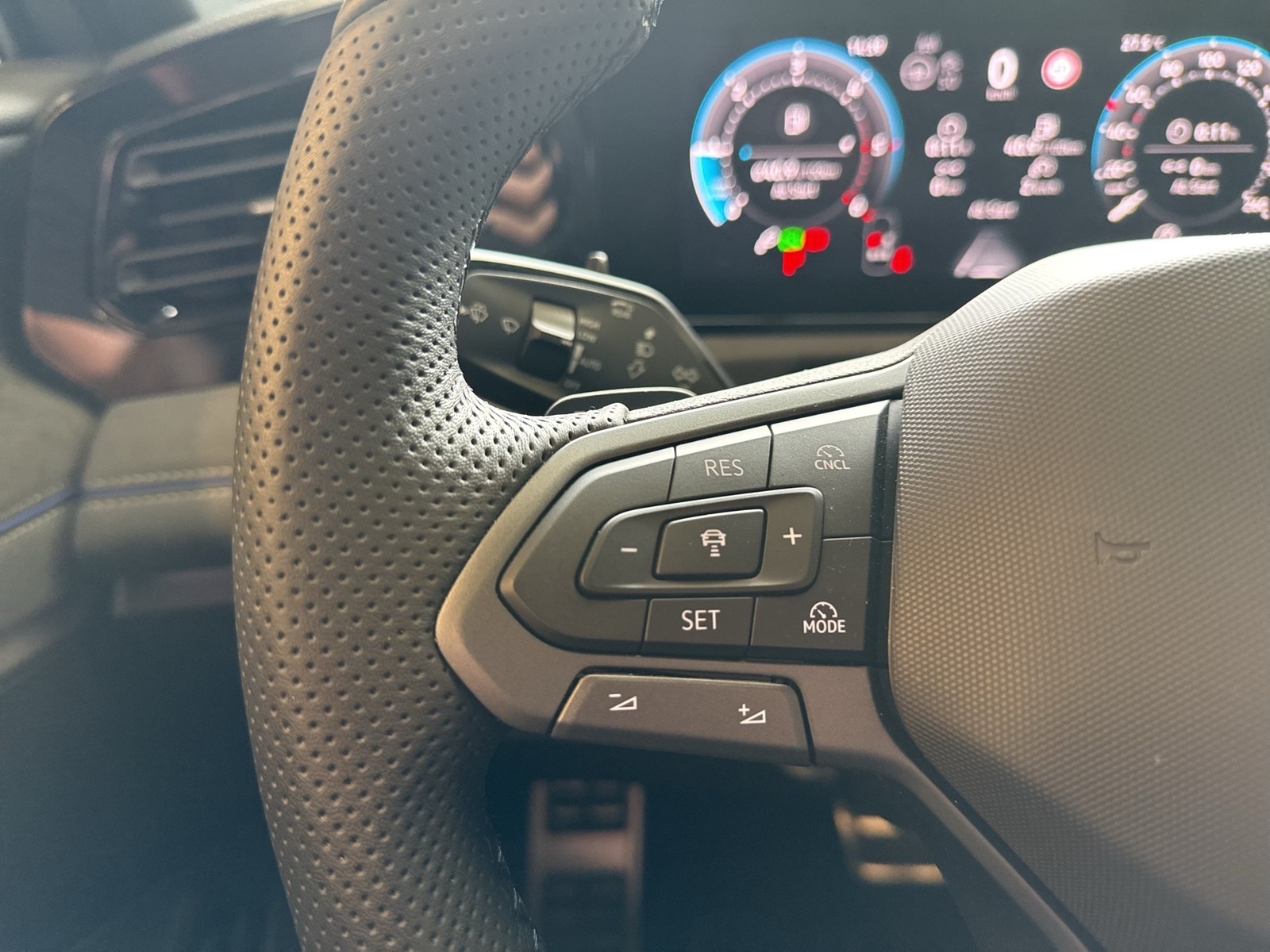 Volkswagen Tiguan 2.0 R-LINE 4MOTION DSG LEDER AHK eSITZE