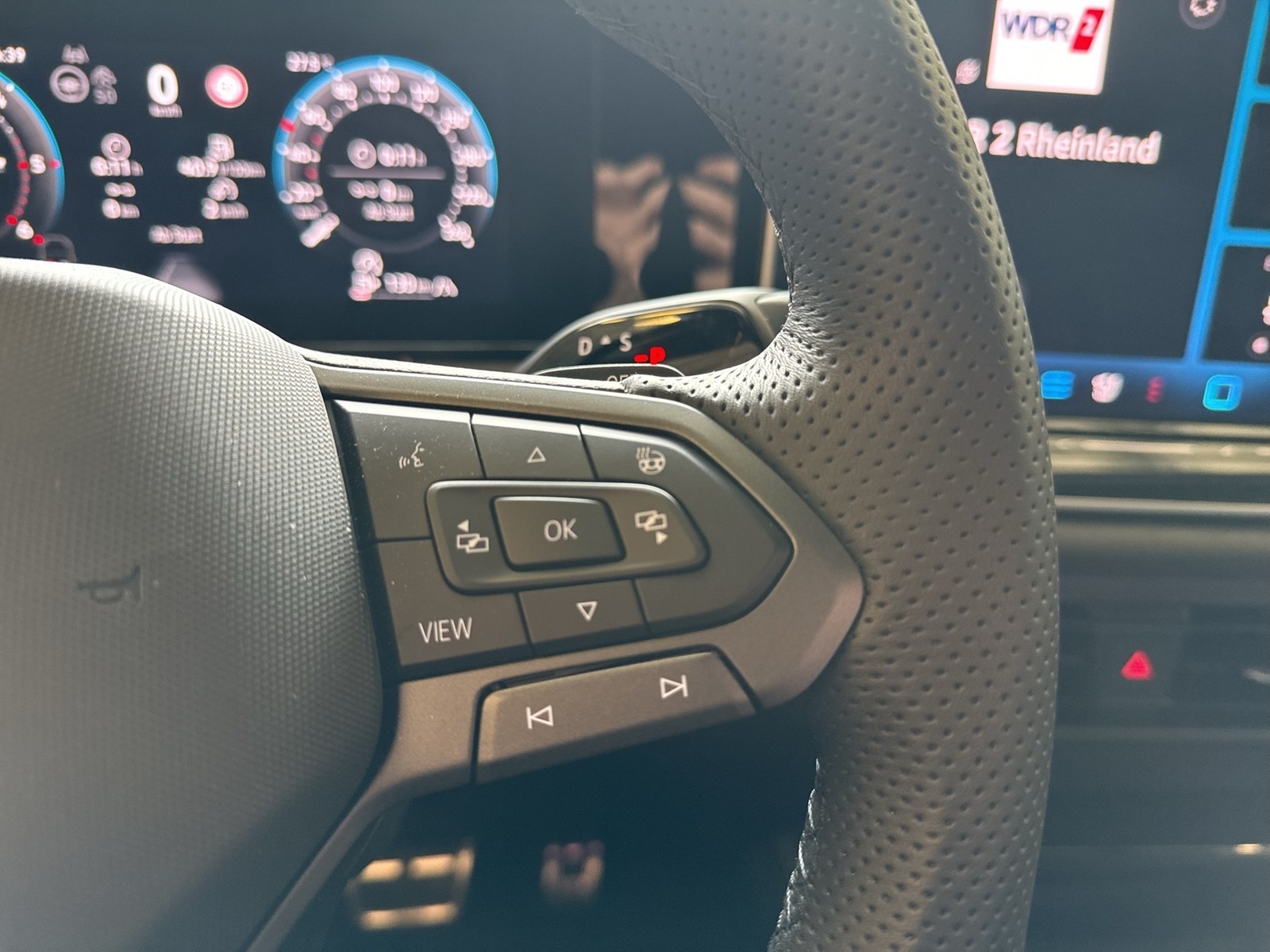 Volkswagen Tiguan 2.0 R-LINE 4MOTION DSG LEDER AHK eSITZE