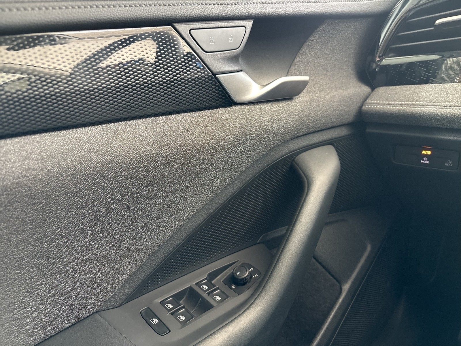 Volkswagen Passat Variant 1.5 eTSI CAM ACC CARPLAY LM17
