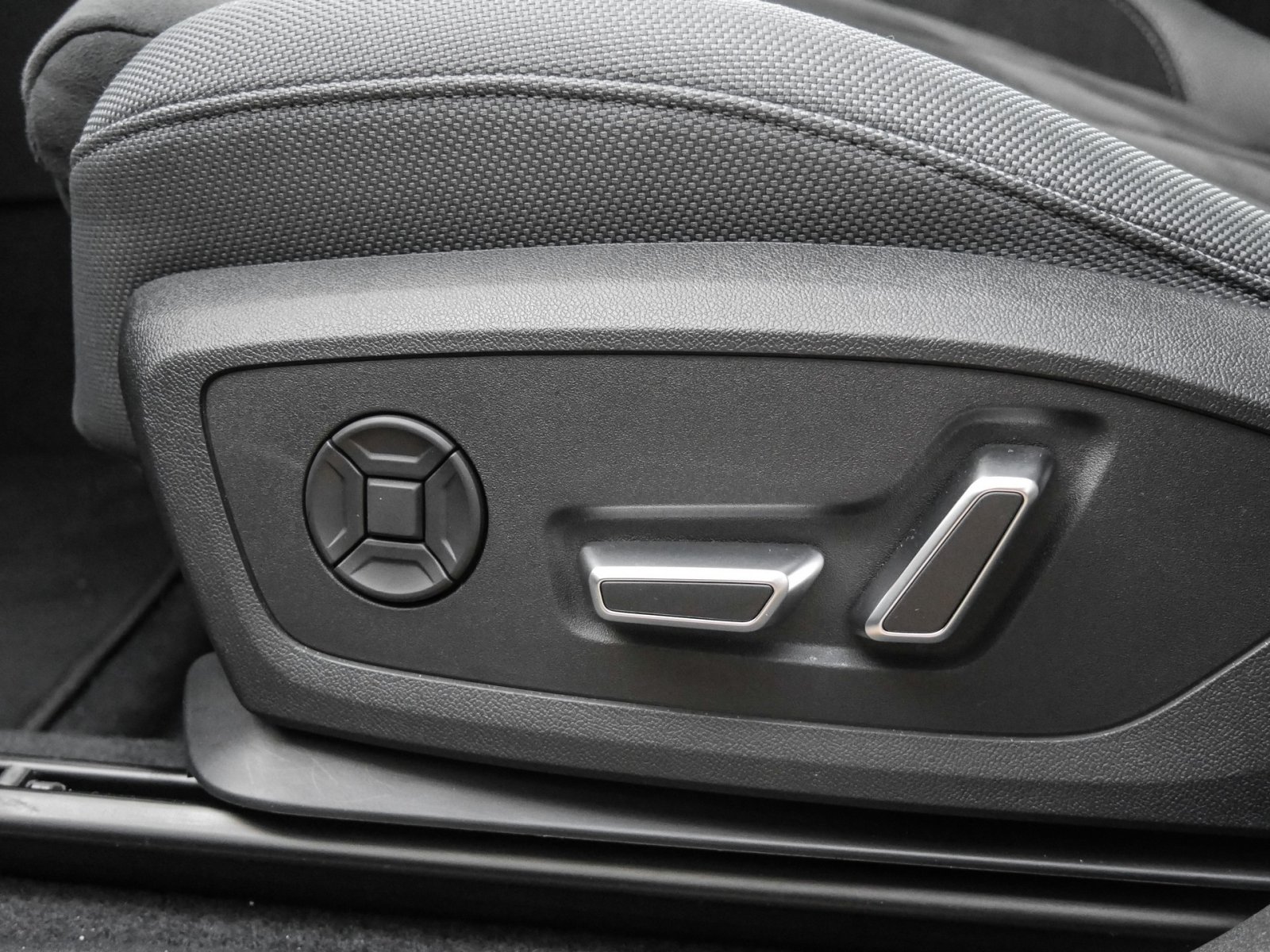 Audi Q3 TFSI quattro S tronic S Line PANO+Sonnenschutzverglasung+Garagentoröffner+Sportlenkrad+Komfortschlüssel+Diebstahlwarnanlage