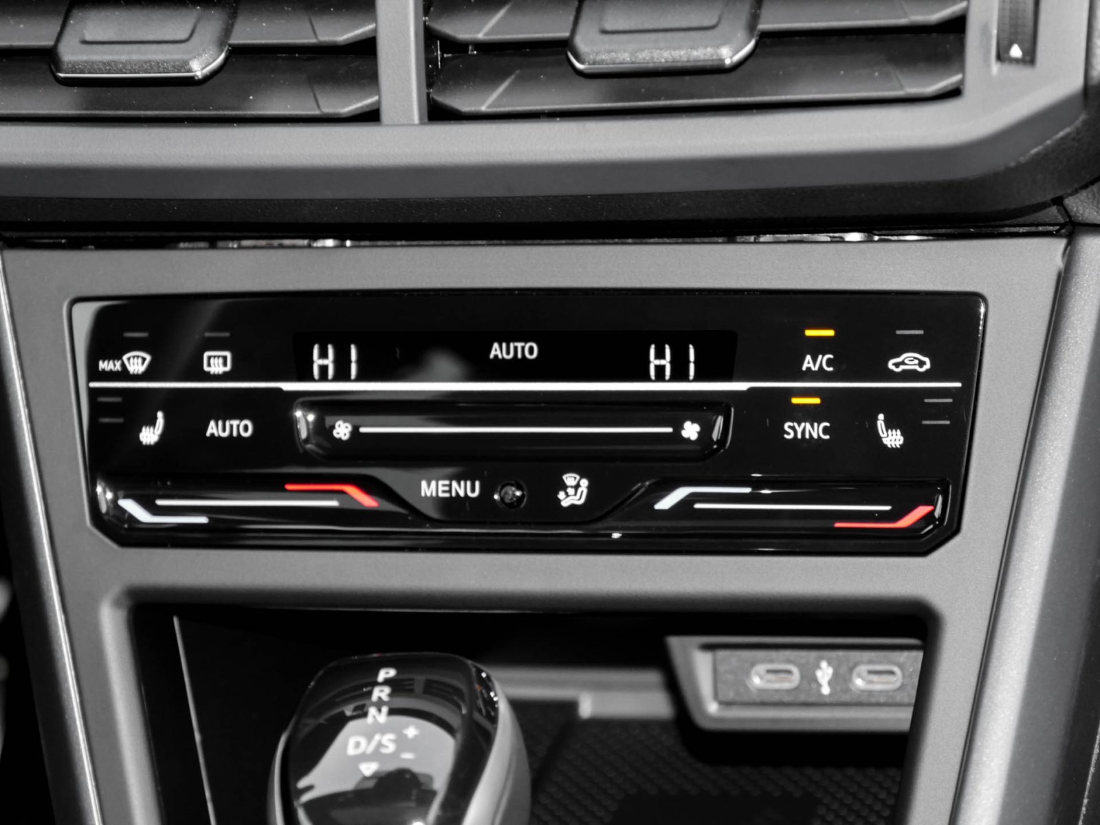 Volkswagen Taigo 1.5 R-LINE DSG BLACKSTYLE CAM AHK PANO