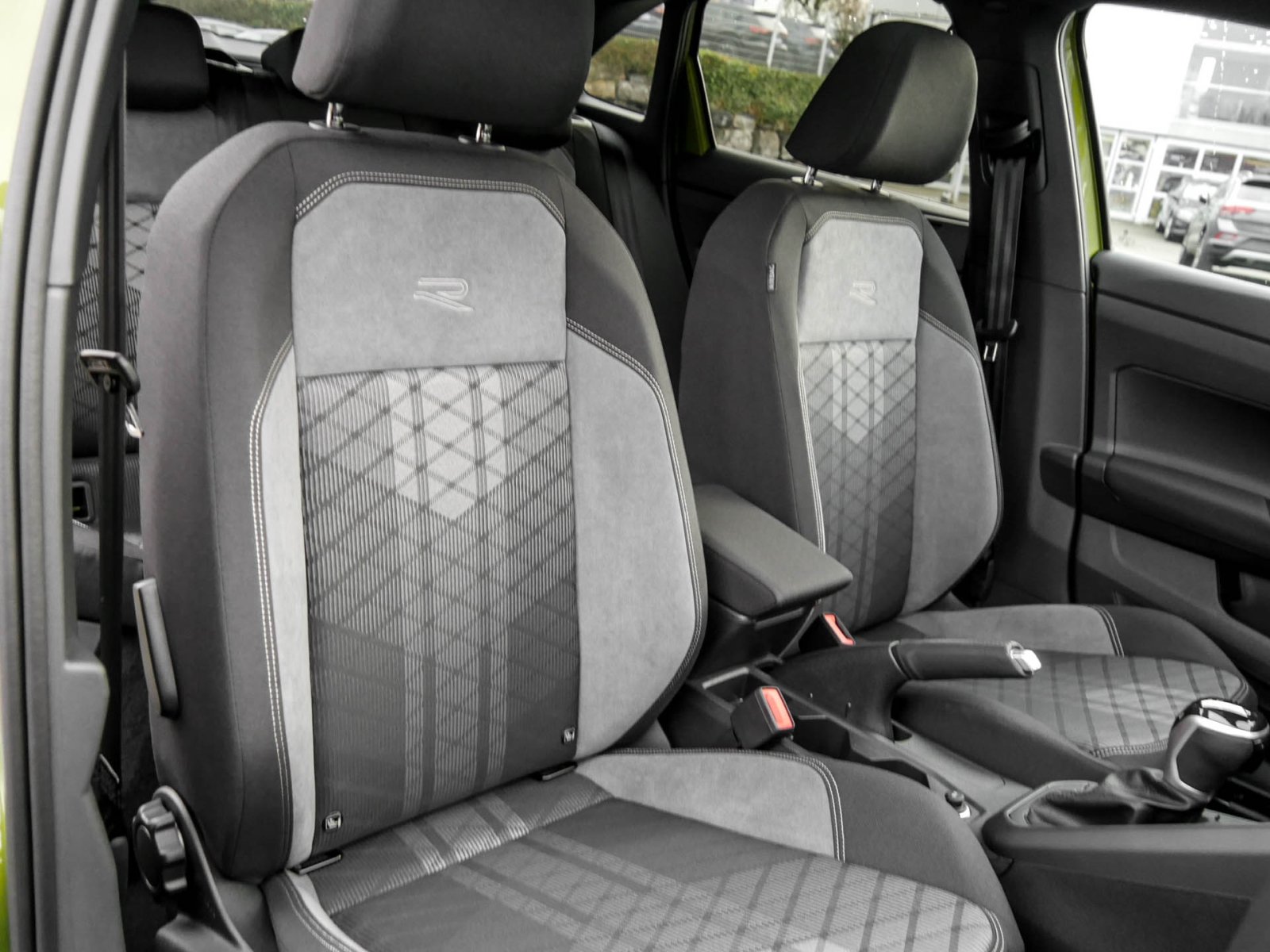 Volkswagen Taigo 1.5 R-LINE DSG BLACKSTYLE CAM AHK PANO