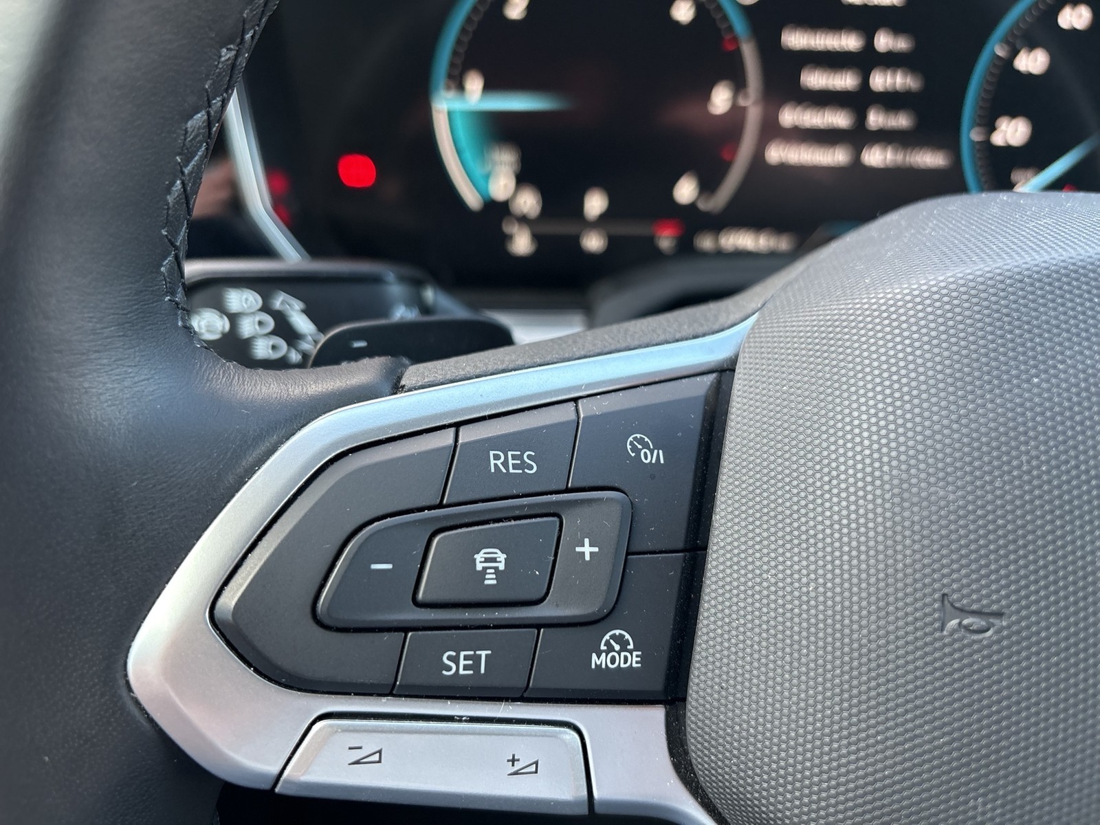 Volkswagen Touareg V6 LUFTFEDERUNG AHK CAM ACC LM19 EKLAPPE