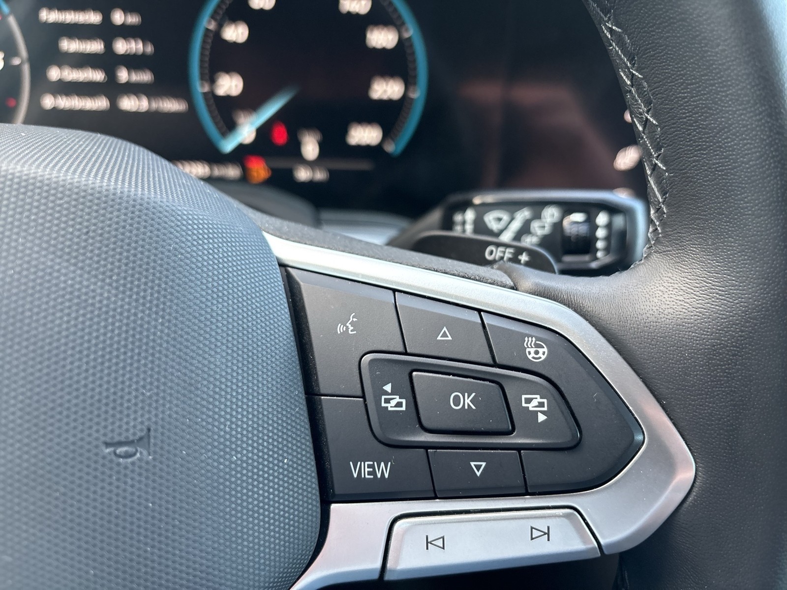 Volkswagen Touareg V6 LUFTFEDERUNG AHK CAM ACC LM19 EKLAPPE