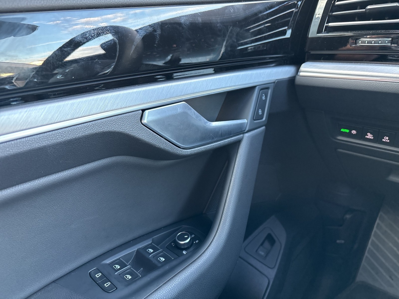 Volkswagen Touareg V6 LUFTFEDERUNG AHK CAM ACC LM19 EKLAPPE
