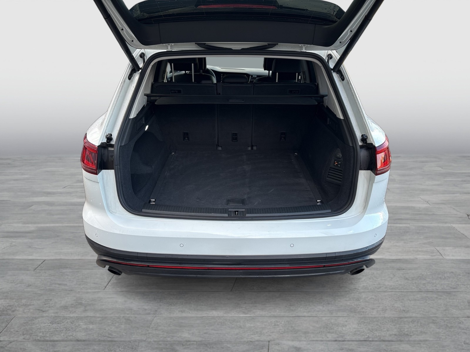 Volkswagen Touareg V6 LUFTFEDERUNG AHK CAM ACC LM19 EKLAPPE