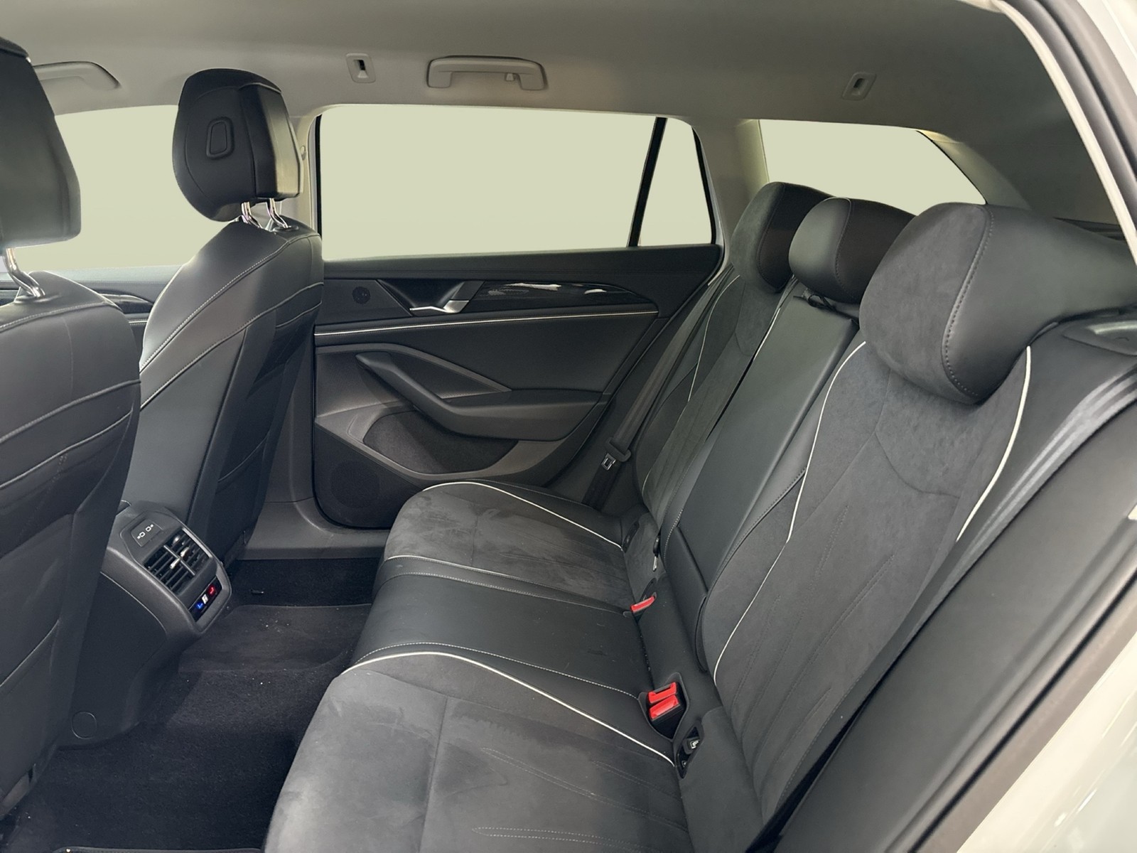 Volkswagen Passat Variant 2.0 BUSINESS AHK 360°CAM ACC NAVI