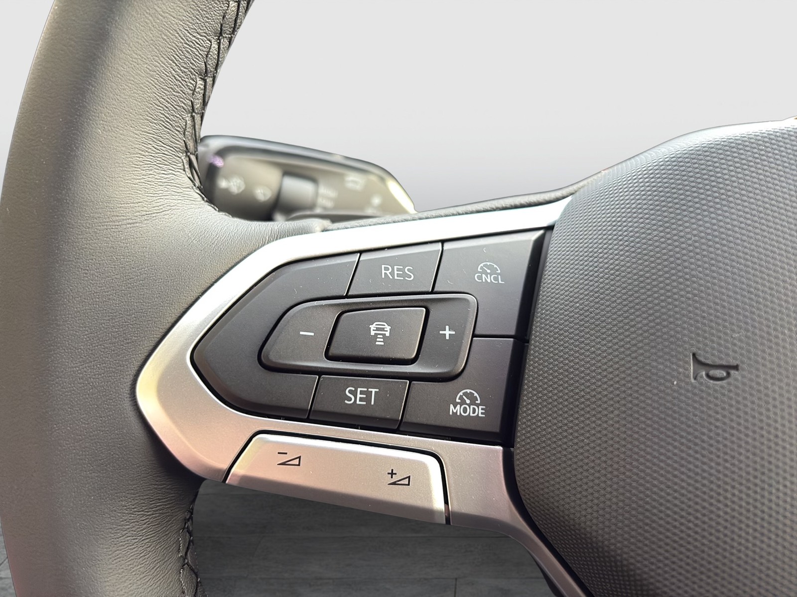 Volkswagen Tiguan 1.5 HYBRID LIFE NEUES MODELL AHK CAM LM18