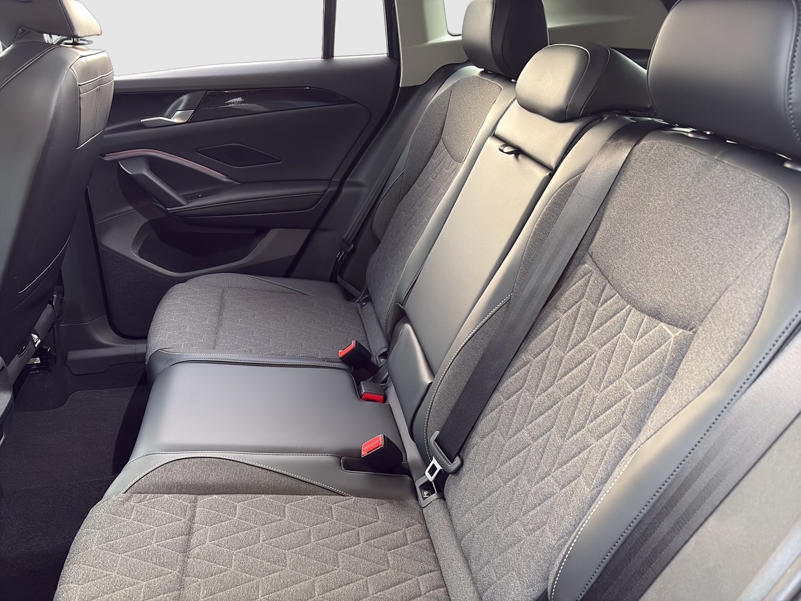 Volkswagen Tiguan 1.5 HYBRID LIFE NEUES MODELL AHK CAM LM18