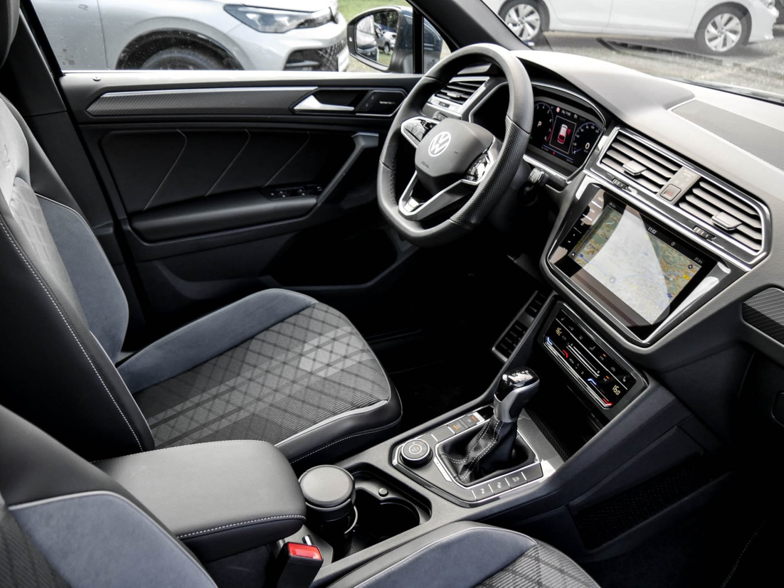 Volkswagen Tiguan 2.0 R-LINE 4X4 STANDHZ. PANO AHK CAM LM19