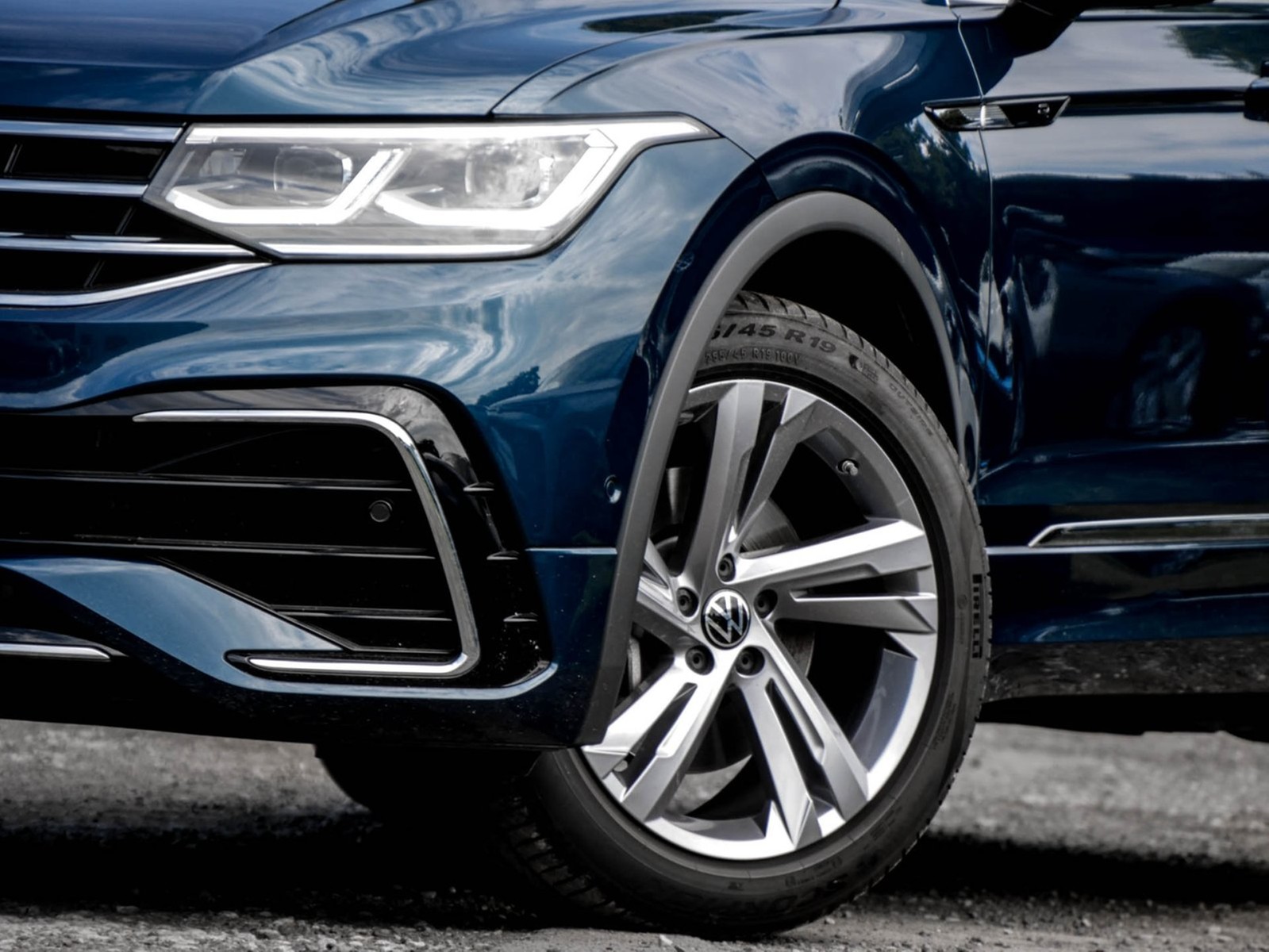 Volkswagen Tiguan 2.0 R-LINE 4X4 STANDHZ. PANO AHK CAM LM19