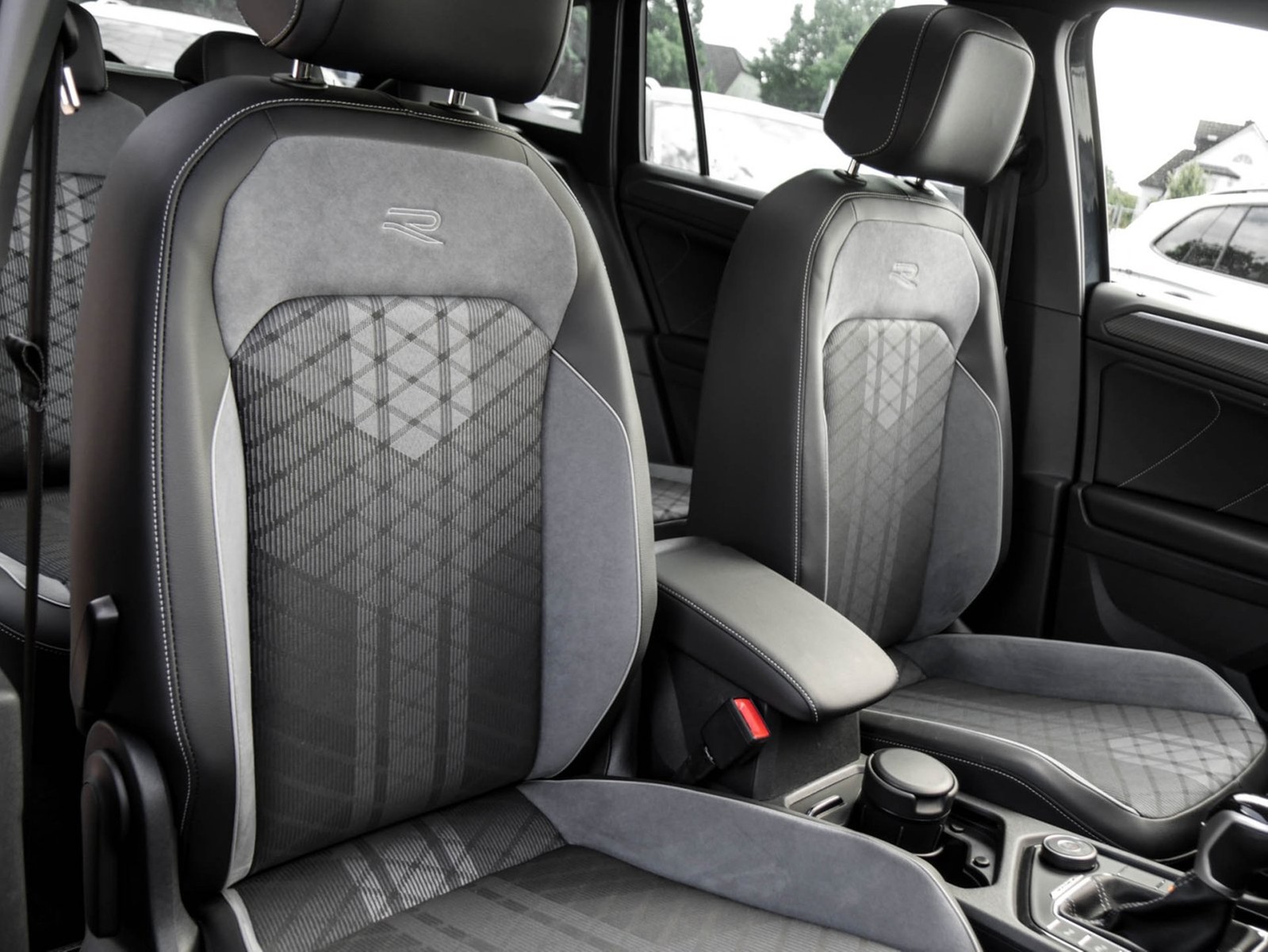 Volkswagen Tiguan 2.0 R-LINE 4X4 STANDHZ. PANO AHK CAM LM19