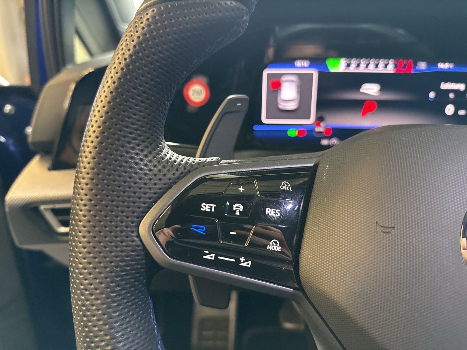 Volkswagen Golf VIII 2.0 R 4X4 CAM ACC LM19 NAVI LED+
