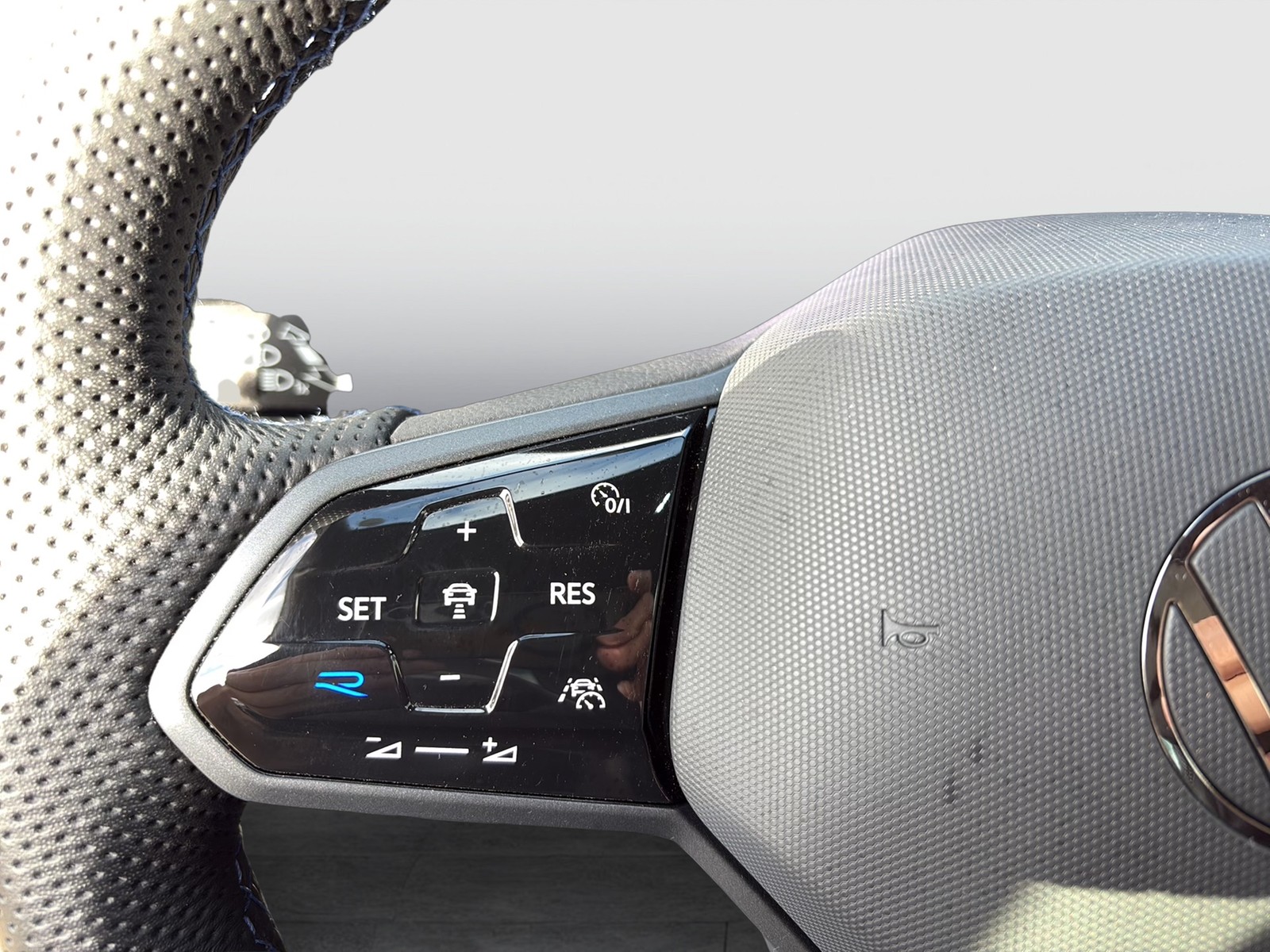 Volkswagen Golf VIII 2.0 R 4X4 AKRAPOVIC LEDER CAM ACC LM19