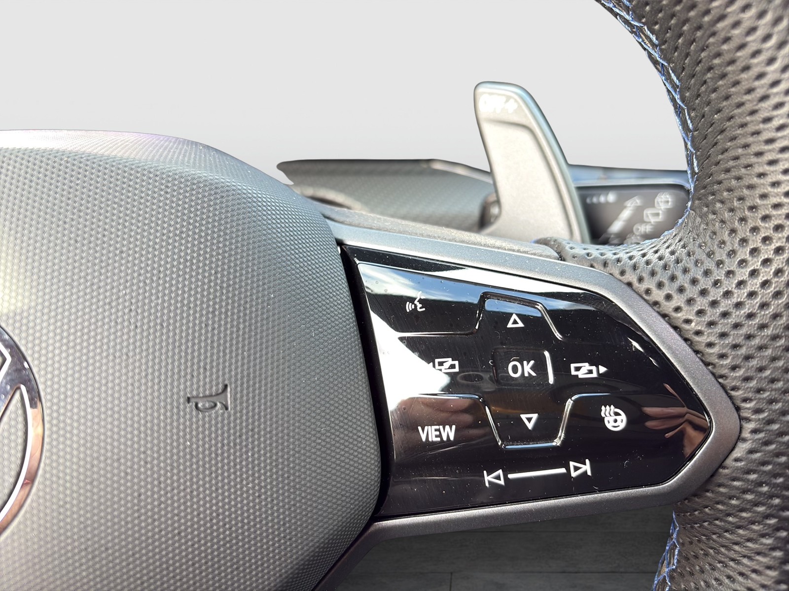 Volkswagen Golf VIII 2.0 R 4X4 AKRAPOVIC LEDER CAM ACC LM19