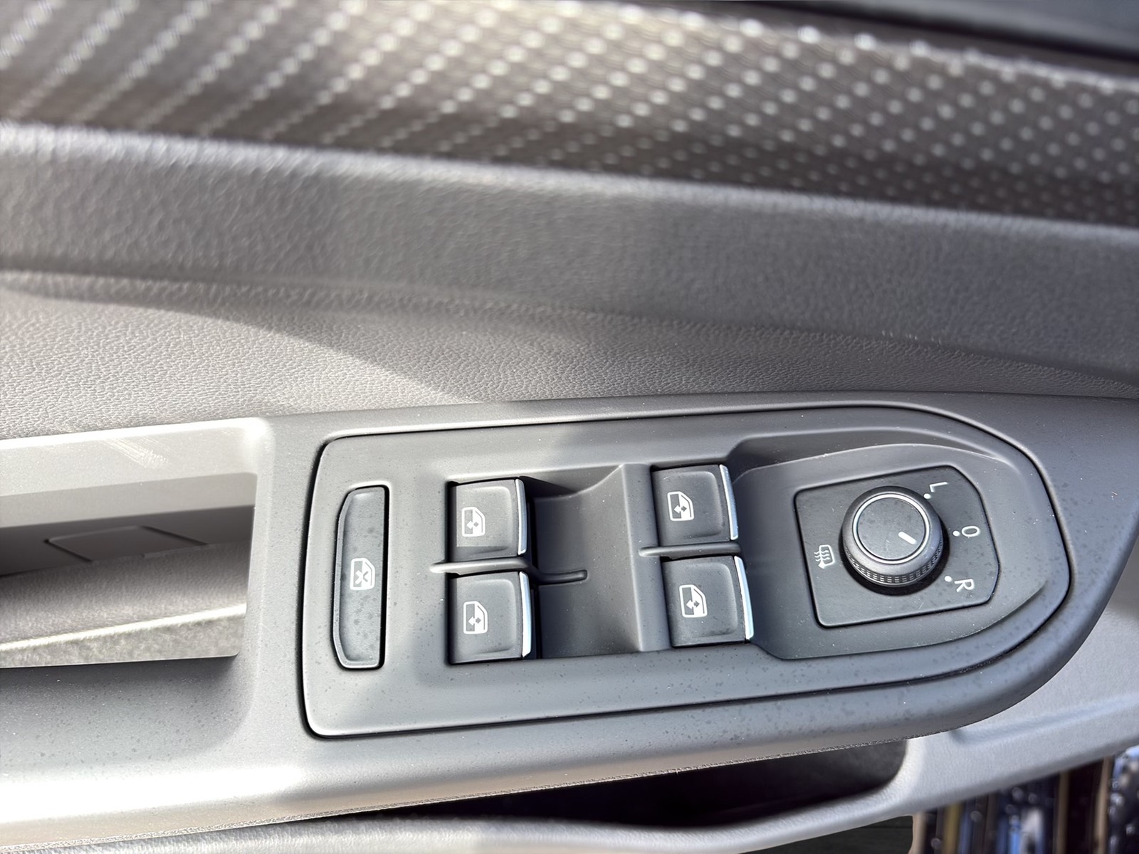 Volkswagen Golf VIII 2.0 R 4X4 AKRAPOVIC LEDER CAM ACC LM19