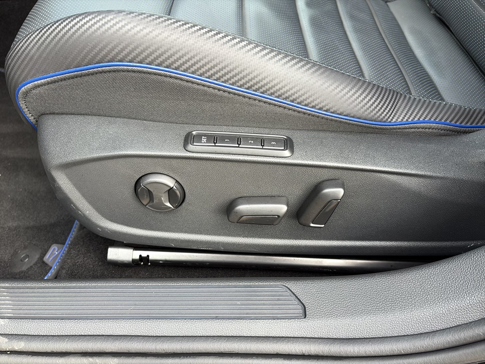 Volkswagen Golf VIII 2.0 R 4X4 AKRAPOVIC LEDER CAM ACC LM19