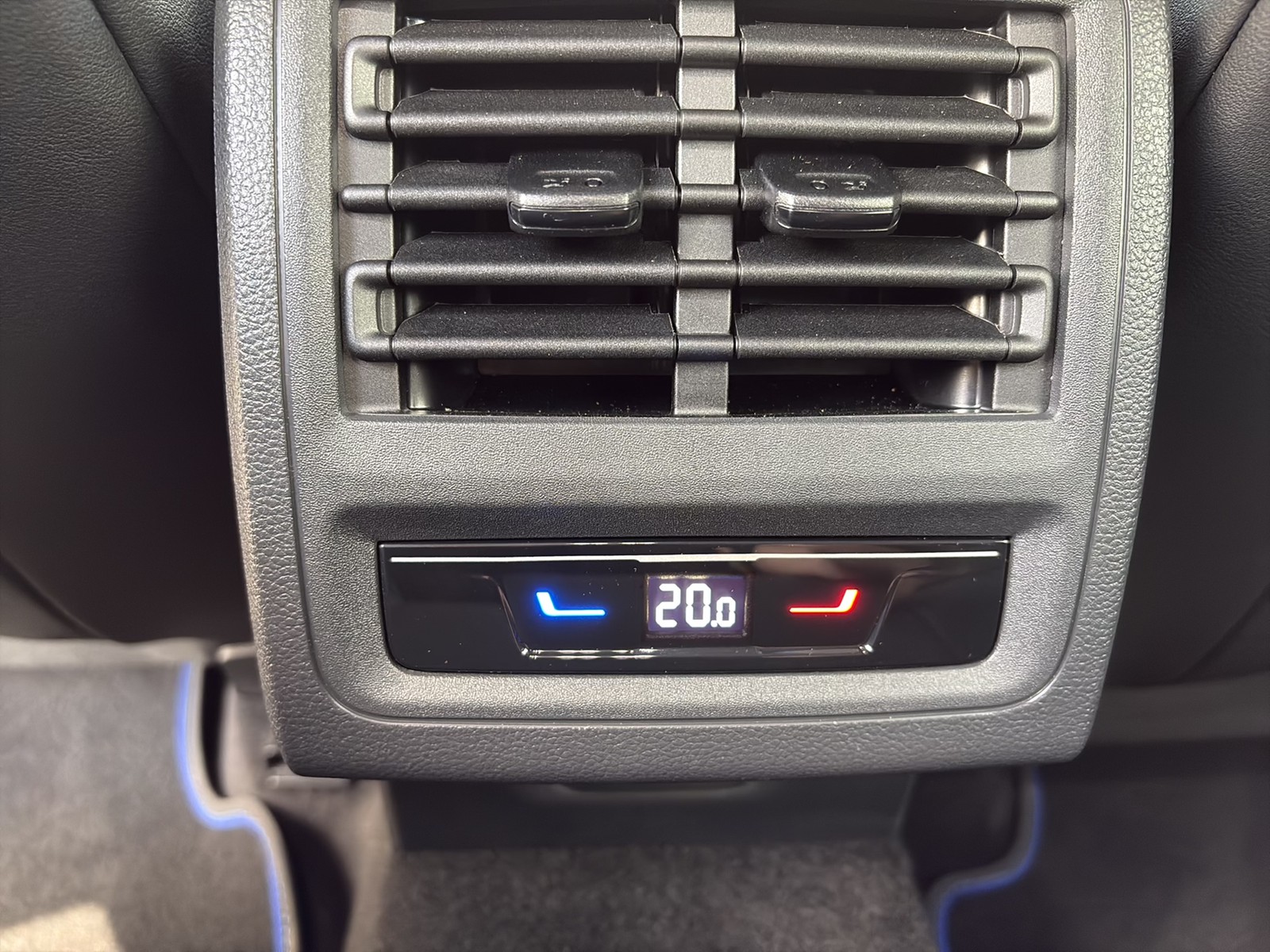 Volkswagen Golf VIII 2.0 R 4X4 AKRAPOVIC LEDER CAM ACC LM19