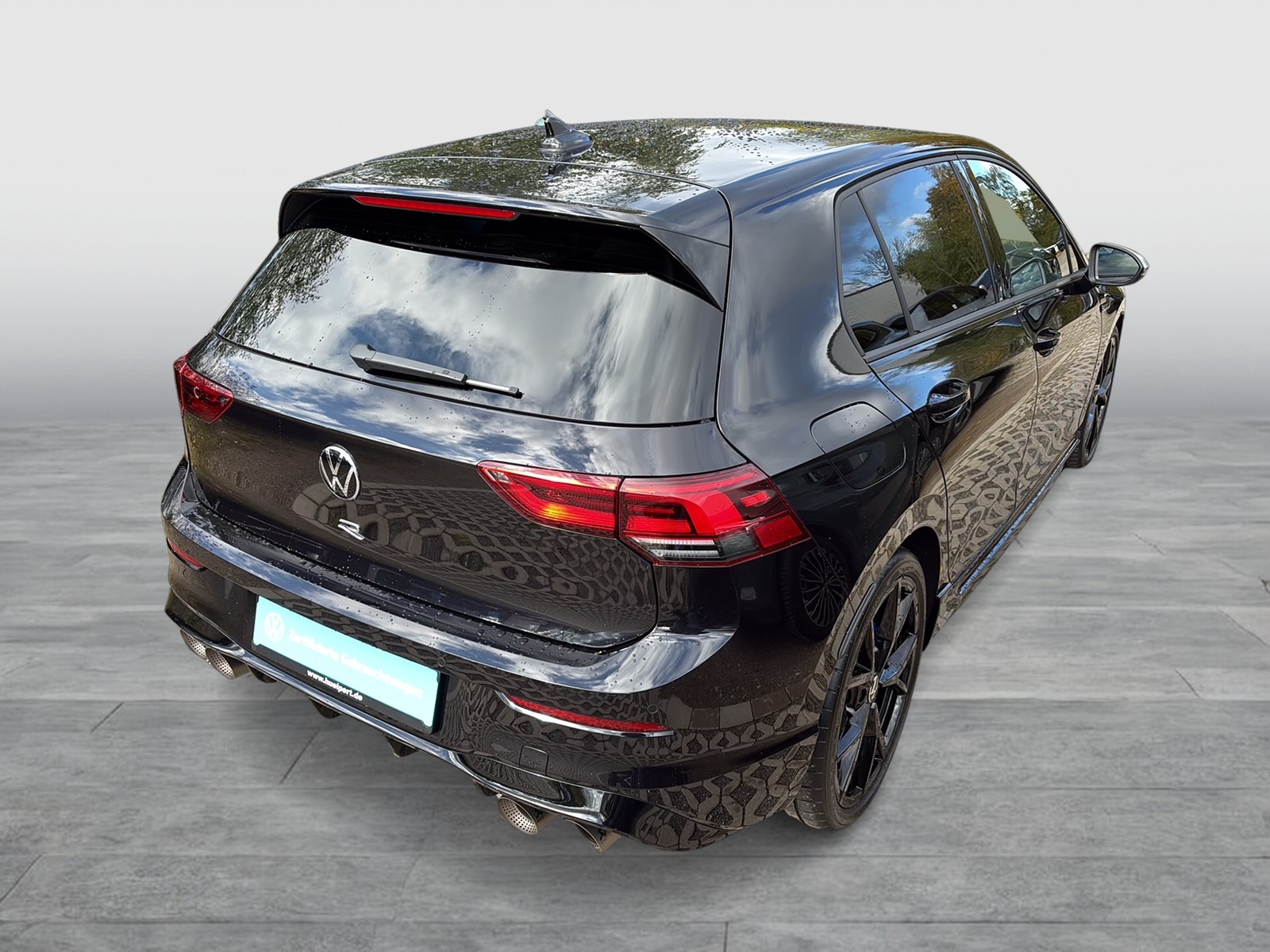 Volkswagen Golf VIII 2.0 R 4X4 AKRAPOVIC LEDER CAM ACC LM19