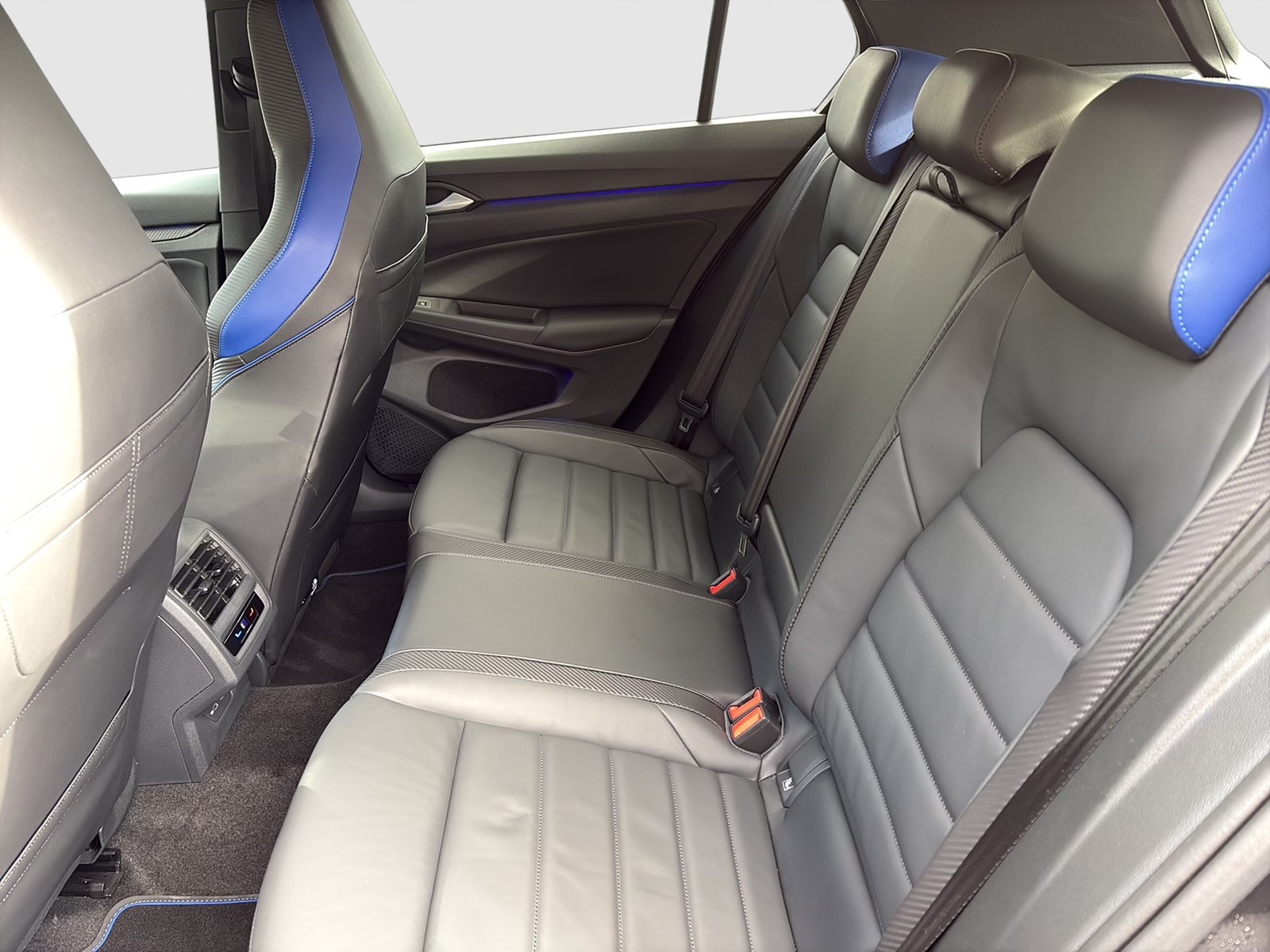 Volkswagen Golf VIII 2.0 R 4X4 AKRAPOVIC LEDER CAM ACC LM19