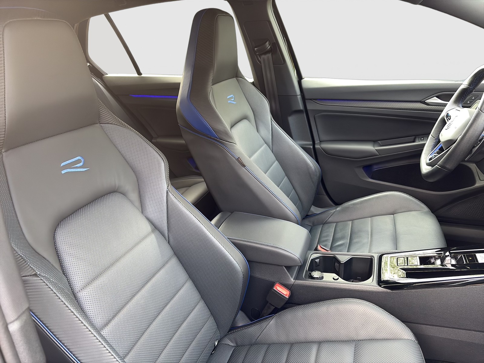 Volkswagen Golf VIII 2.0 R 4X4 AKRAPOVIC LEDER CAM ACC LM19