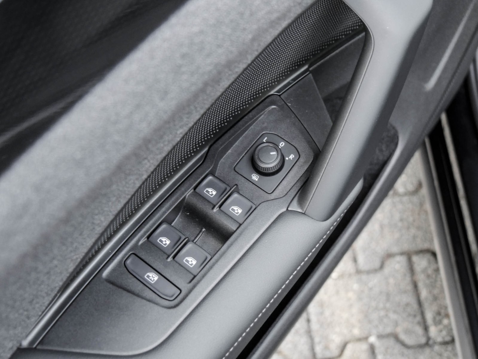 Volkswagen Tiguan 1.5 eTSI NEUES MODELL AHK CAM NAVI SITZHZ