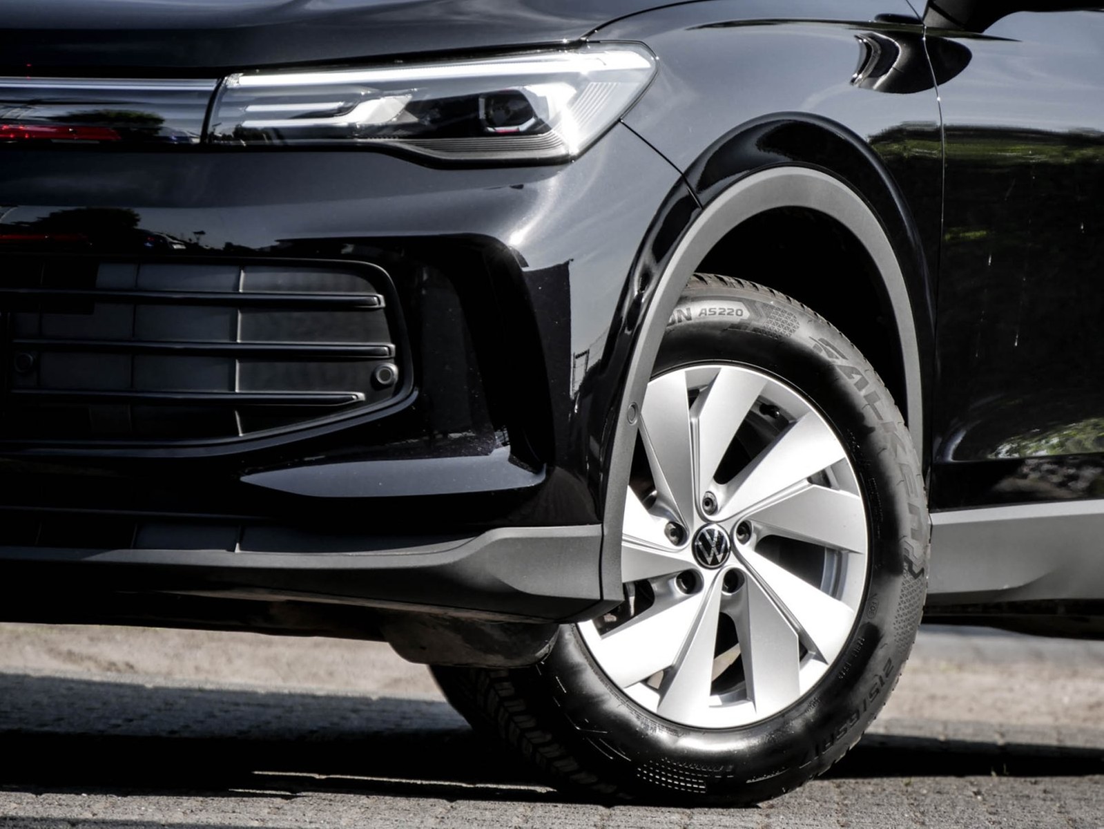 Volkswagen Tiguan 1.5 eTSI NEUES MODELL AHK CAM NAVI SITZHZ