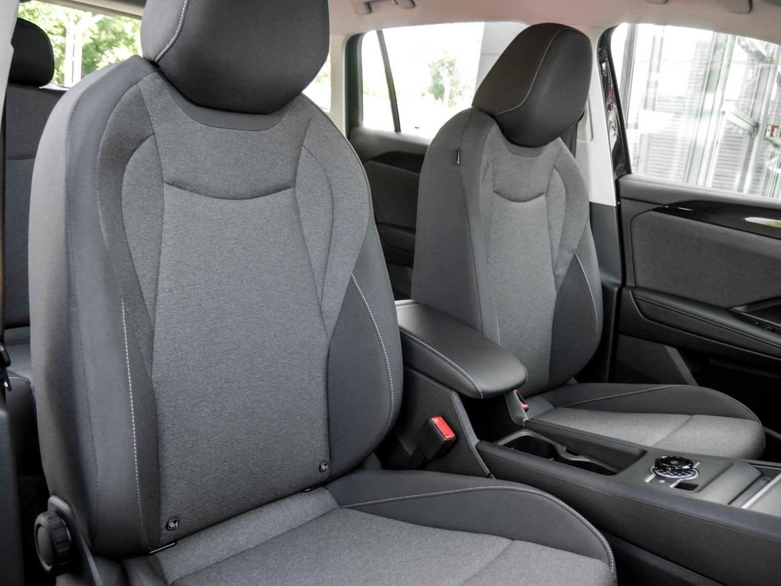 Volkswagen Tiguan 1.5 eTSI NEUES MODELL AHK CAM NAVI SITZHZ