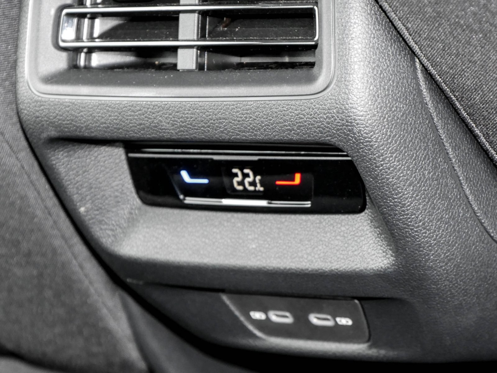 Volkswagen Tiguan 1.5 eTSI NEUES MODELL AHK CAM NAVI SITZHZ