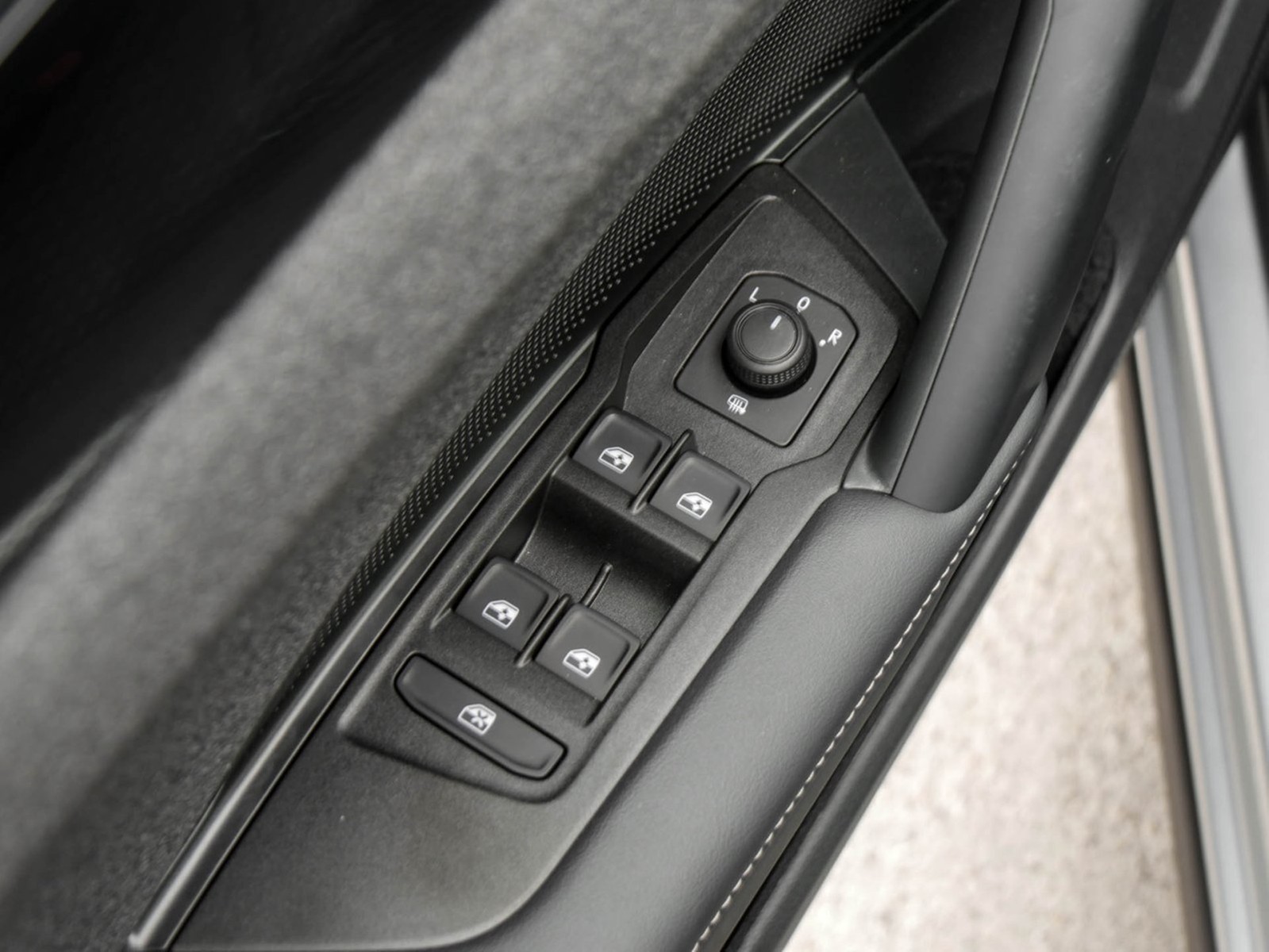 Volkswagen Tiguan 1.5 eTSI NEUES MODELL AHK CAM NAVI SITZHZ